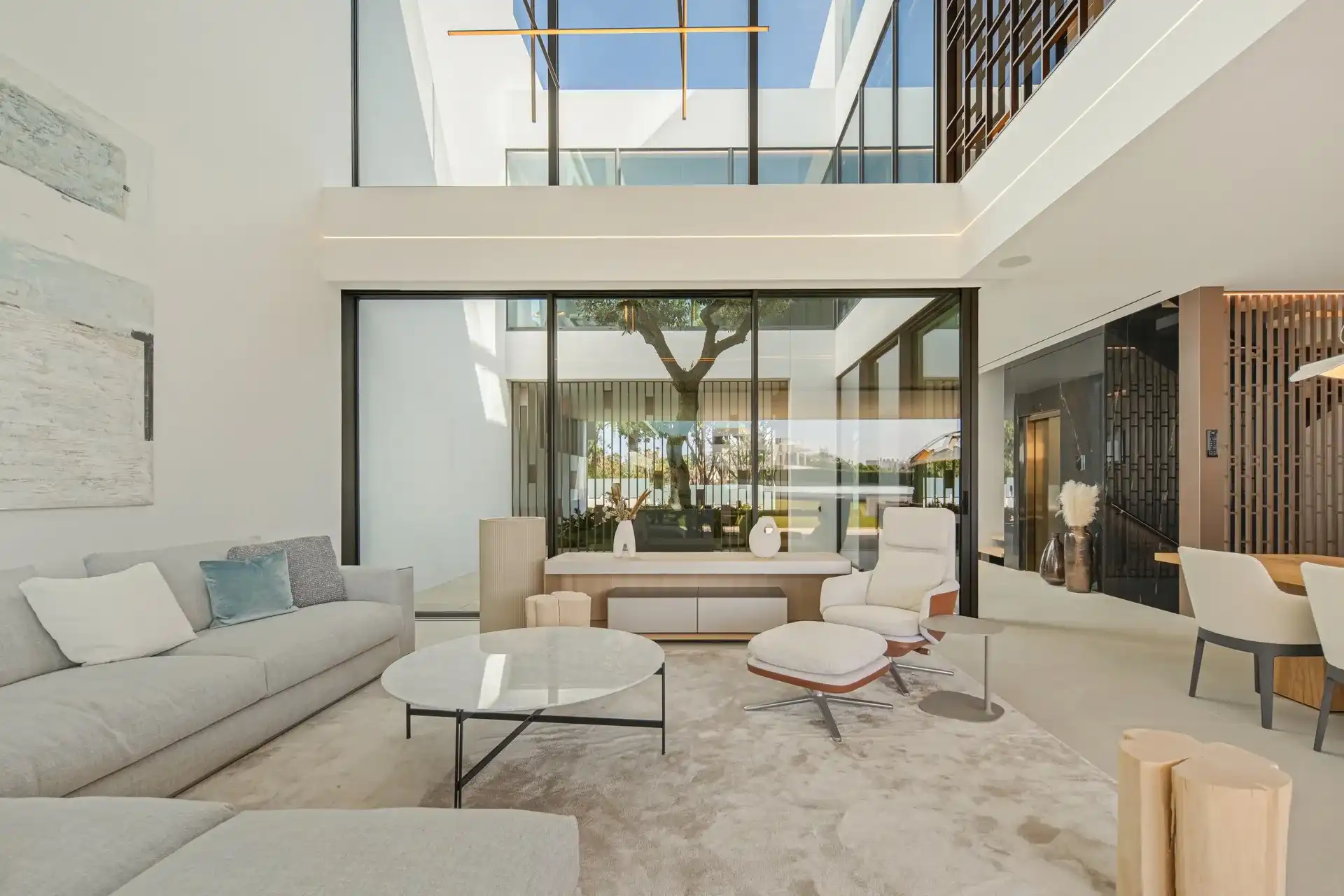 Exclusieve villa met resortgevoel in het meest prestigieuze deel van Marbella foto 6