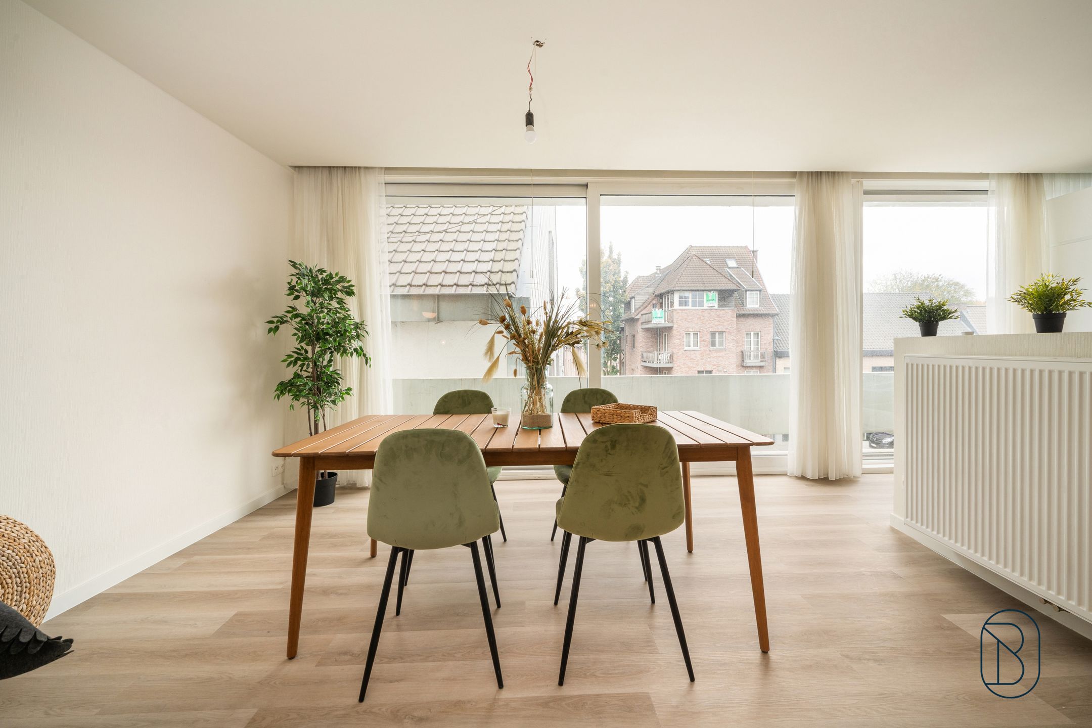 Volledig gerenoveerd appartement met 2 slk in Harelbeke foto 2