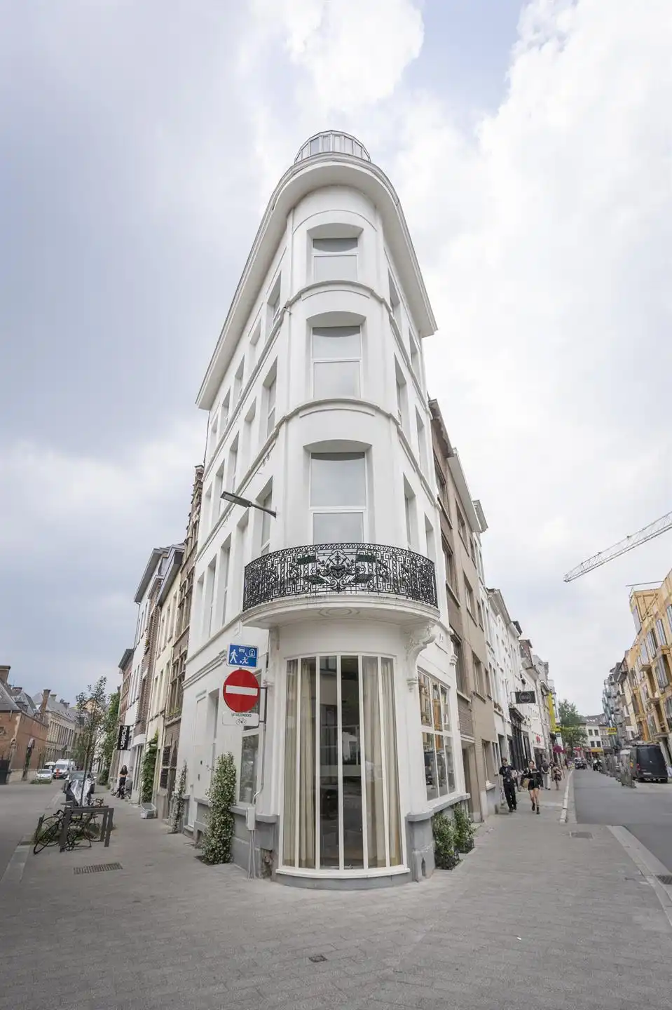 Iconisch hoekpand met drie vergunde duplexen aan het Mechelseplein foto 2