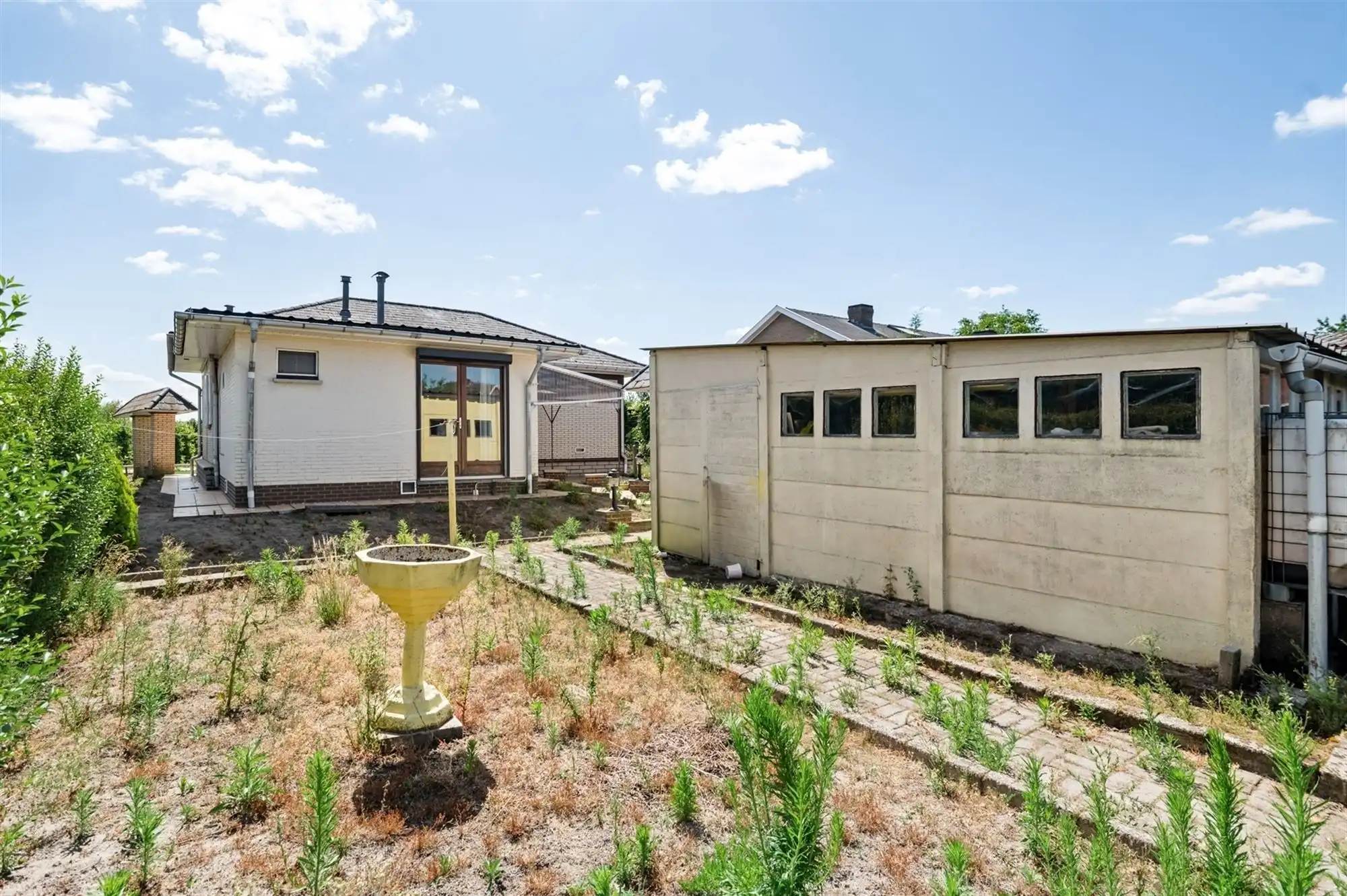 Grondig te moderniseren woning te Putte foto 11