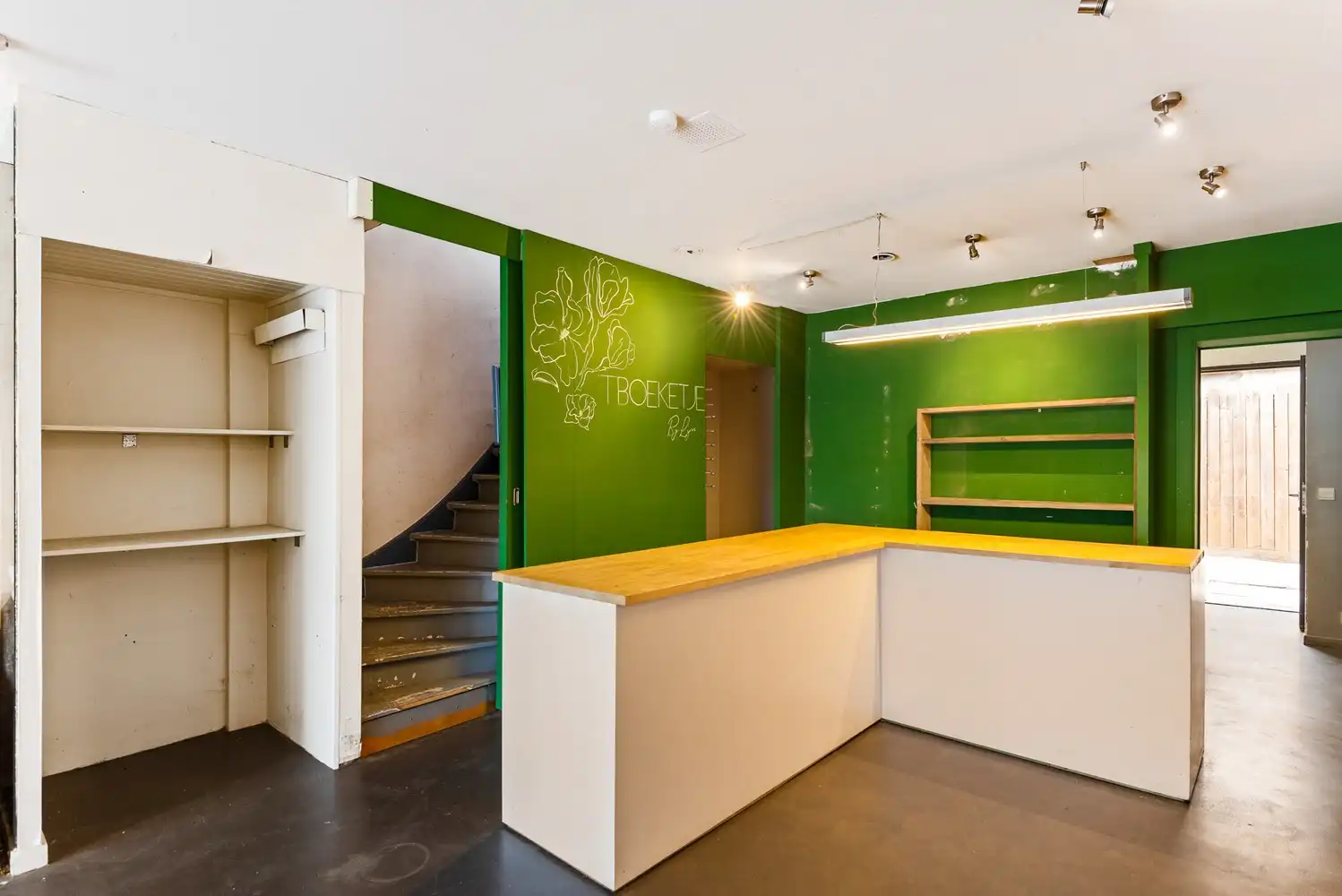 Handelshuis met 2 handelsruimtes en appartement in het hart van Wommelgem. foto 8