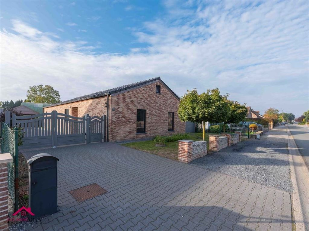 Vrijstaande woning, volledig gerenoveerd foto {{pictureIndex}}