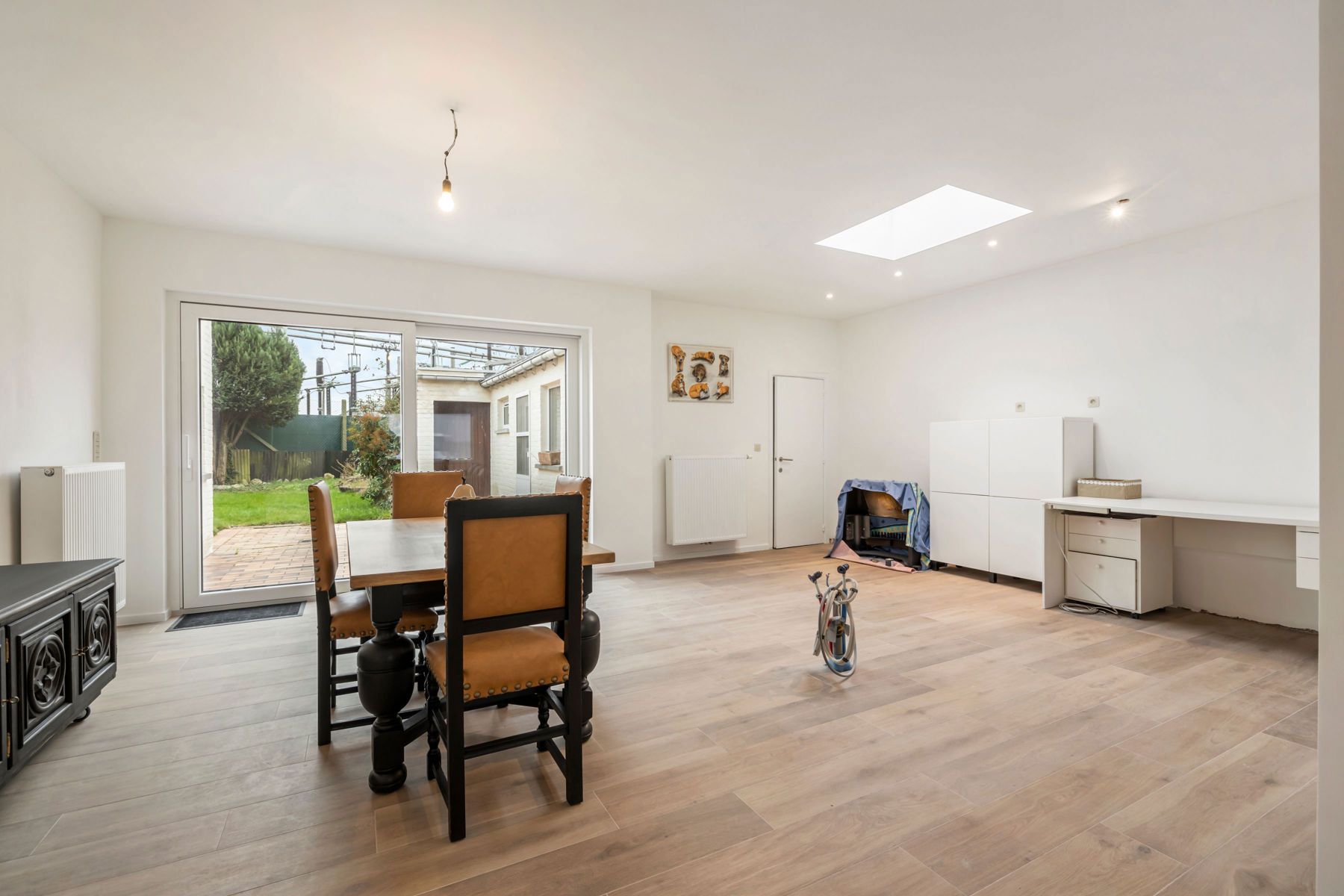Charmante gerenoveerde woning met ruime garage & magazijn foto 3