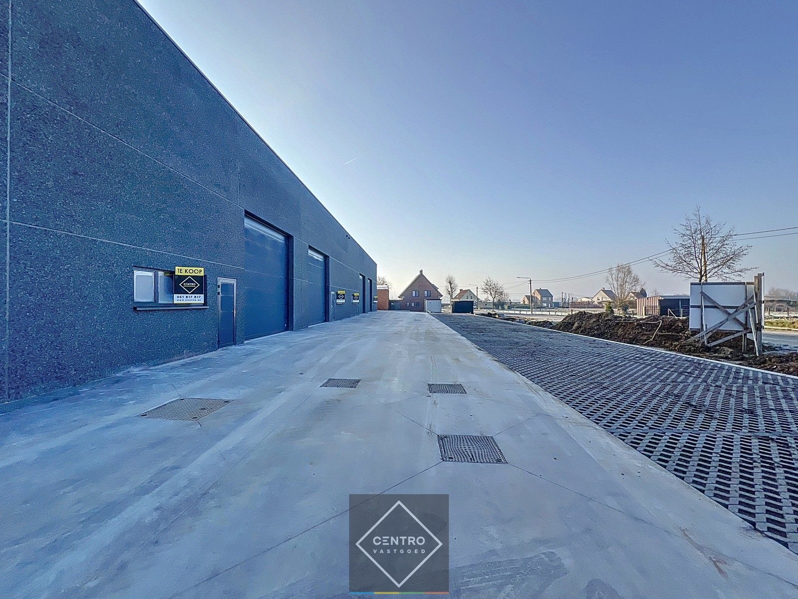 NB MAGAZIJN 216m²  (vrije hoogte 7m !) , voorzien van sectionaalpoort, deur, raam en 3 parkeerplaatsen te SLEIHAGE (Oostnieuwkerke). foto 2