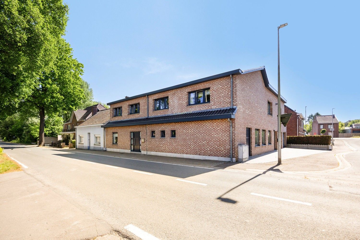 Stijlvol wonen in As: ruime, instapklare woning met tuin en garage foto {{pictureIndex}}