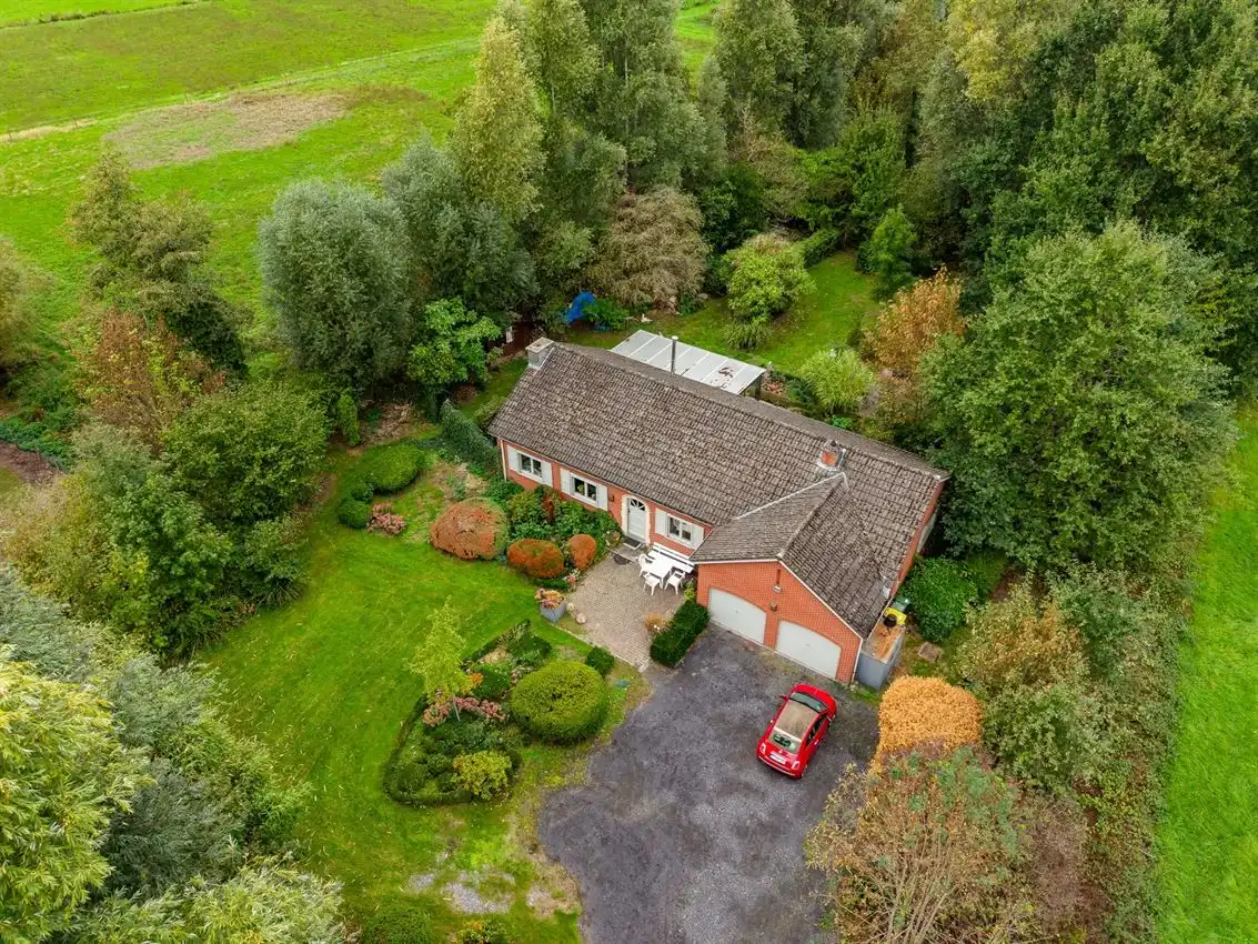 Hoofdfoto van de publicatie: Uniek rustig wonen, helemaal achterin en midden in het groen.