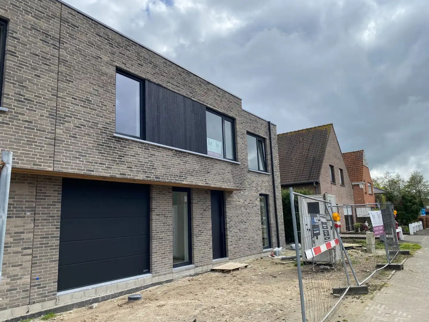 Moderne, energiezuinige nieuwbouwwoning met 4 slaapkamers, tuin en garage foto {{pictureIndex}}