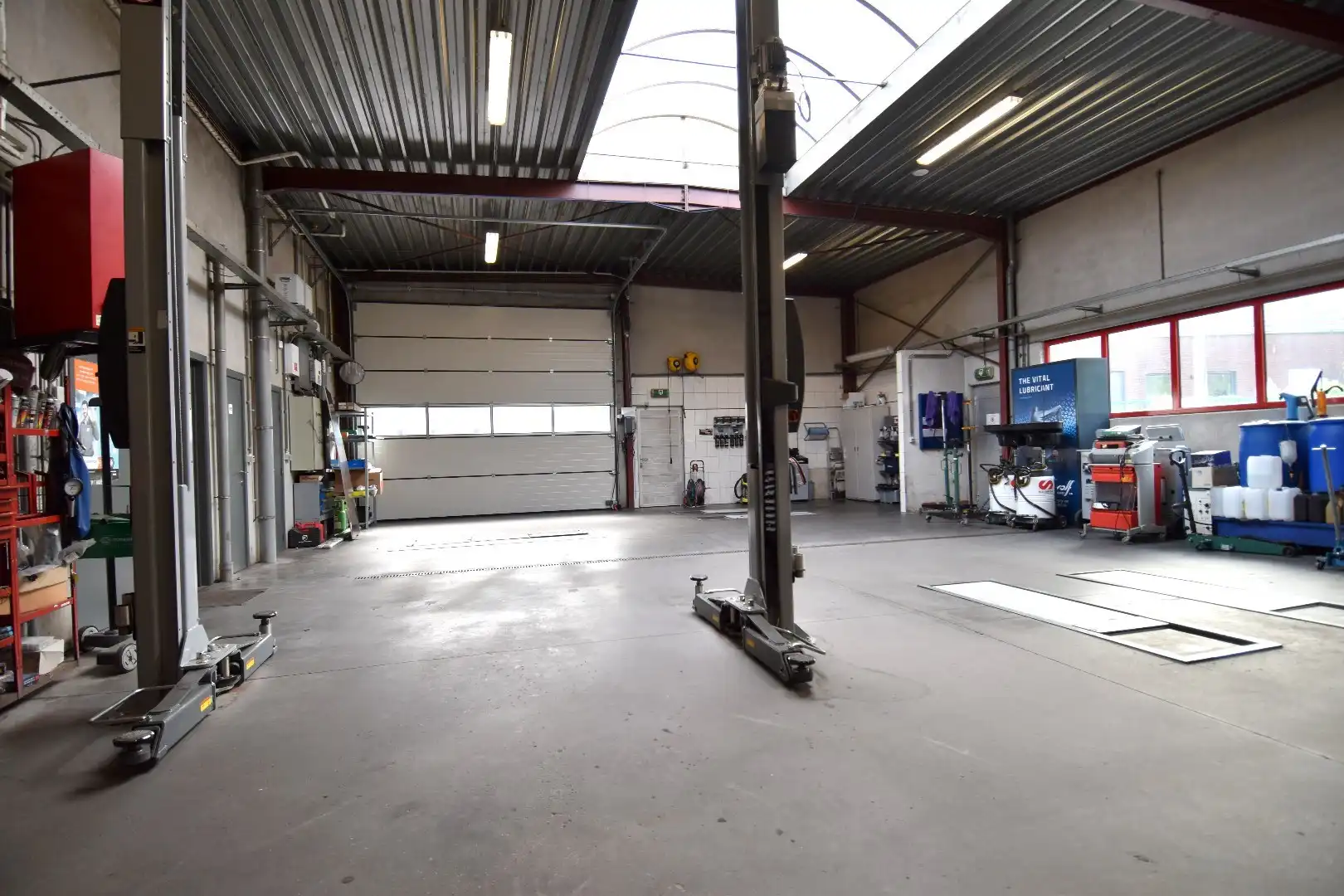 Commercieel pand met showroom, atelier, parking én bovenliggend appartement te koop in Bellegem foto 13