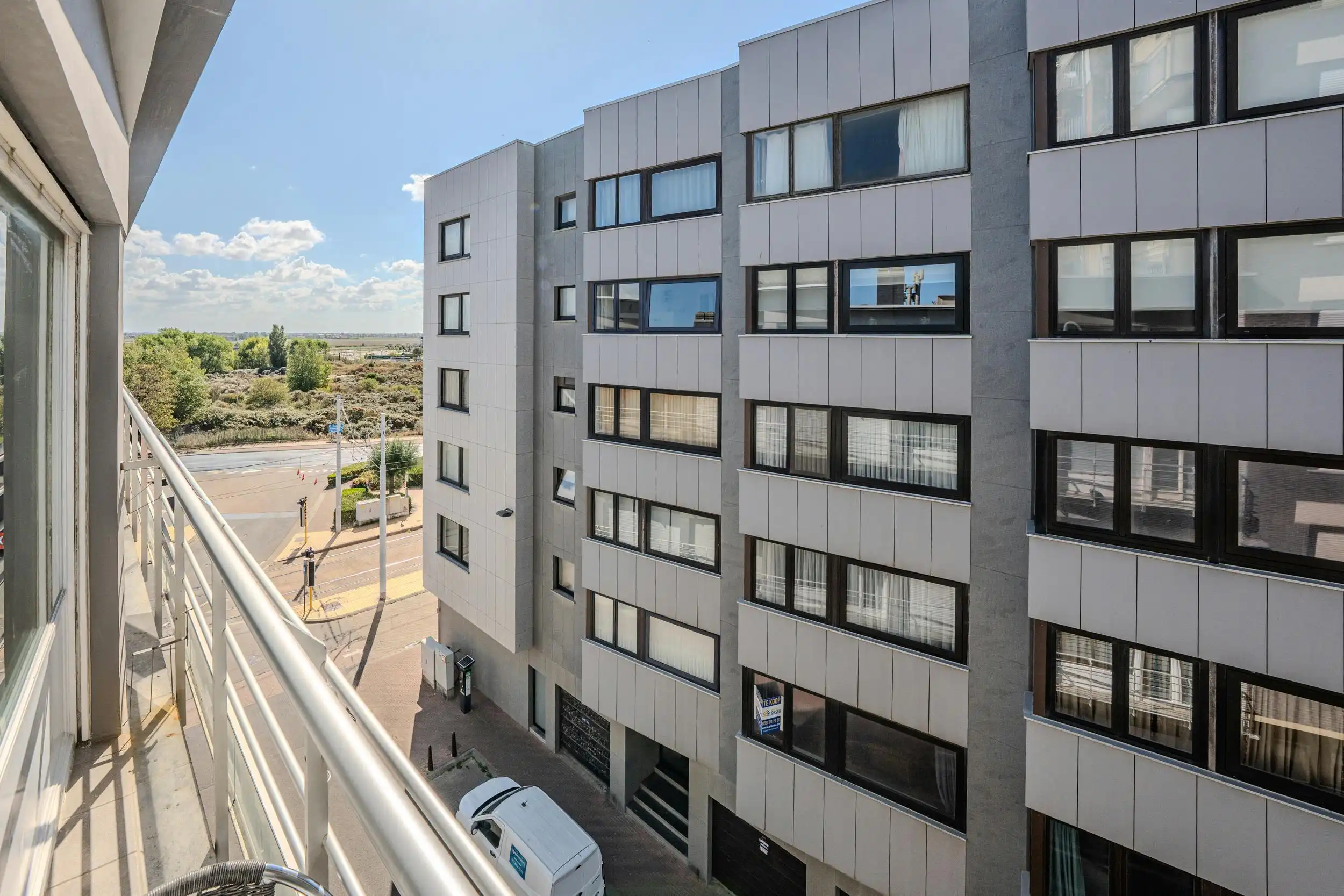 Lichtrijke studio te koop met zijdelings zeezicht en terras! foto 10