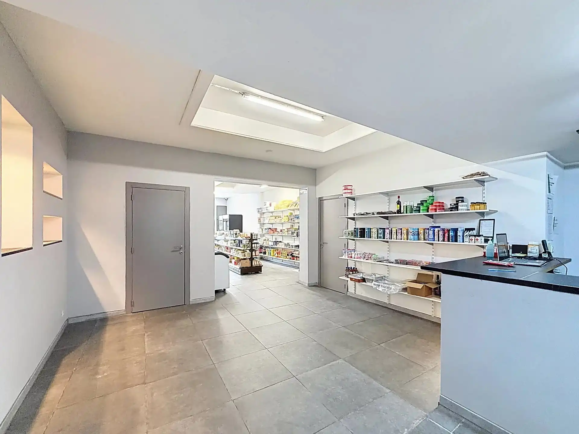 Handelspand met bovengelegen duplex-appartement in het centrum van Dessel. foto 9