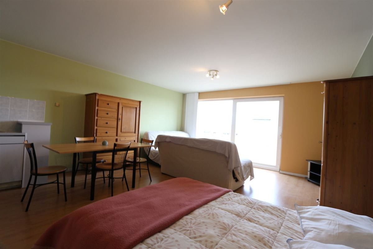 Gemeubelde studio met ruim terras te koop in Bredene foto 4