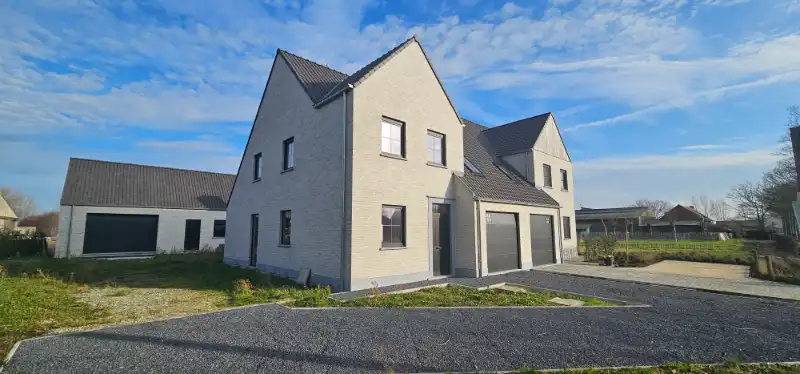 Nieuwbouw halfopen woning met klein magazijn foto {{pictureIndex}}