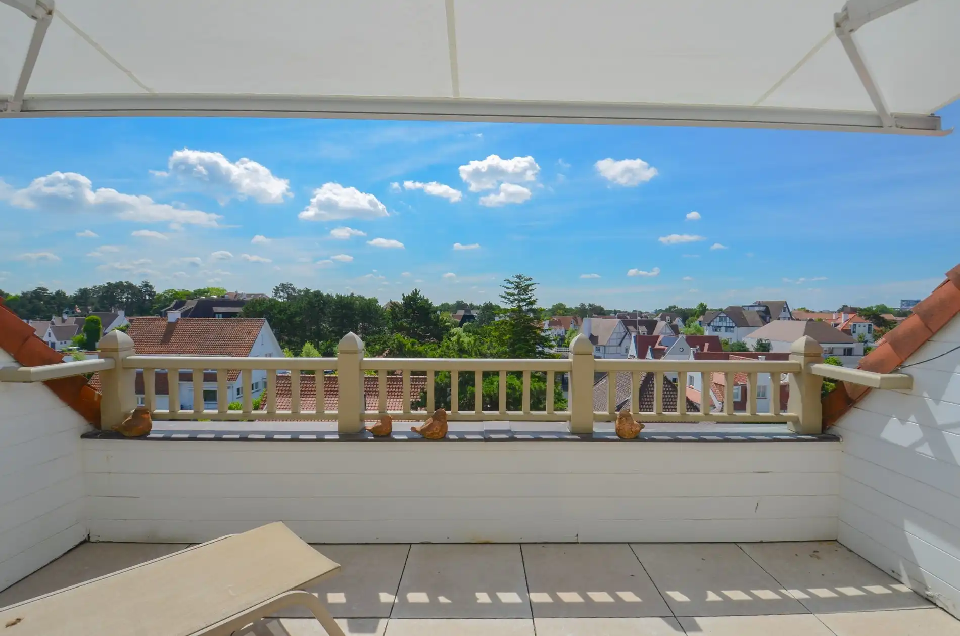 Stijlvol duplexappartement met zonnige terrassen en open zicht op de villa’s van het Zoute. foto {{pictureIndex}}