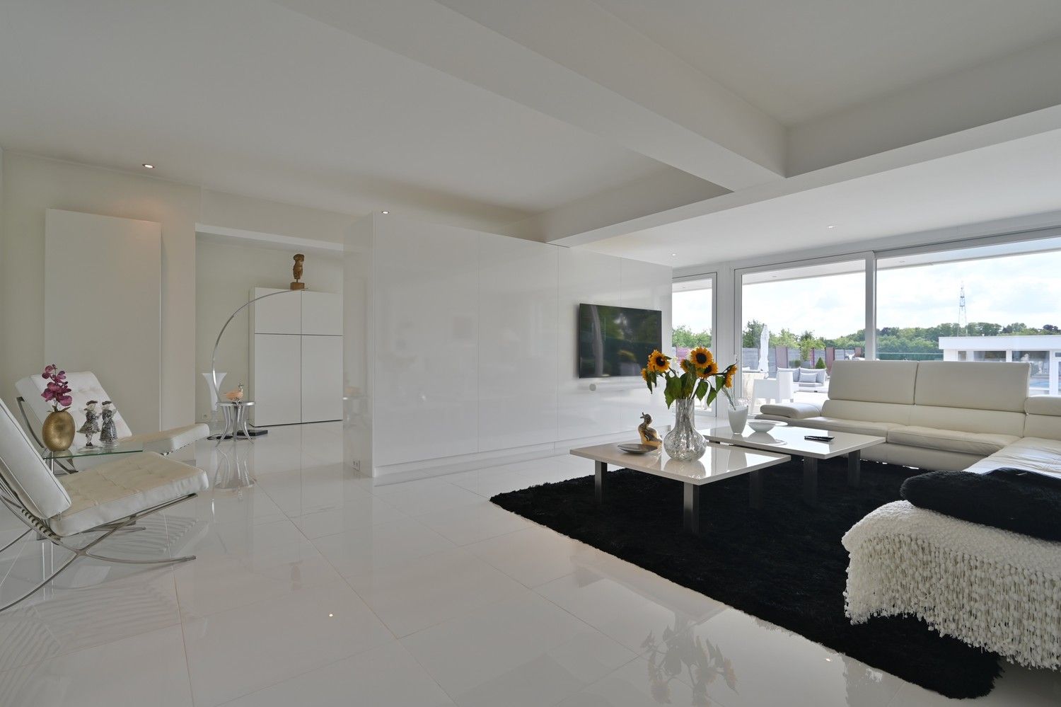 Ruime woning met zwembad en royaal poolhouse, op rustige locatie in Rekem, direct grenzend aan velden foto 11