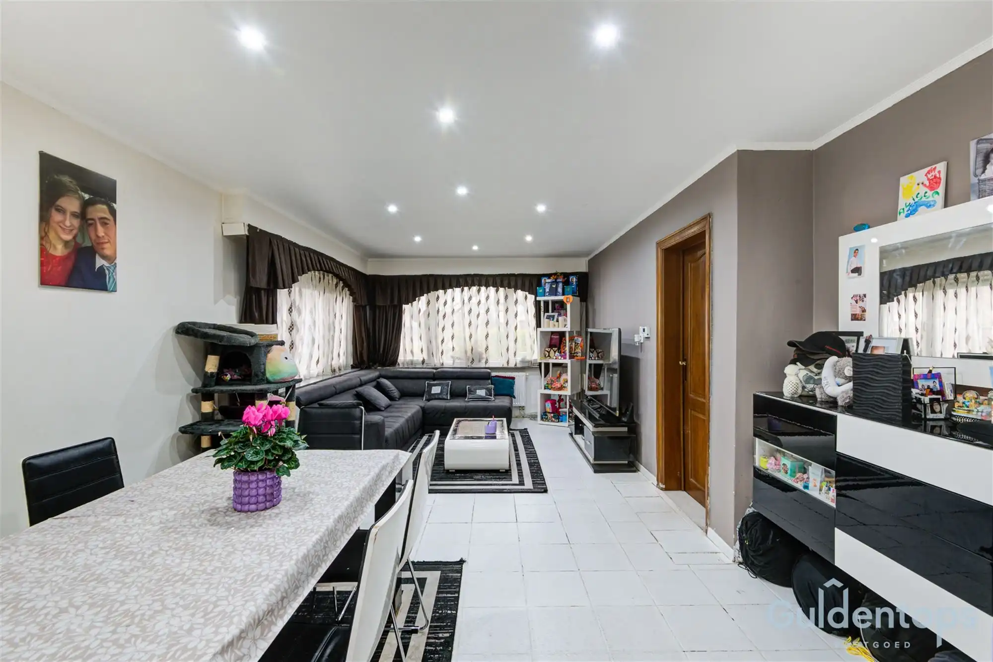 half open woning op ruim perceel foto 4