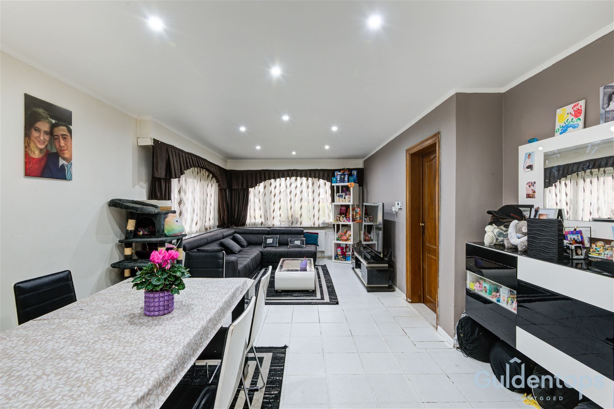 half open woning op ruim perceel foto 4