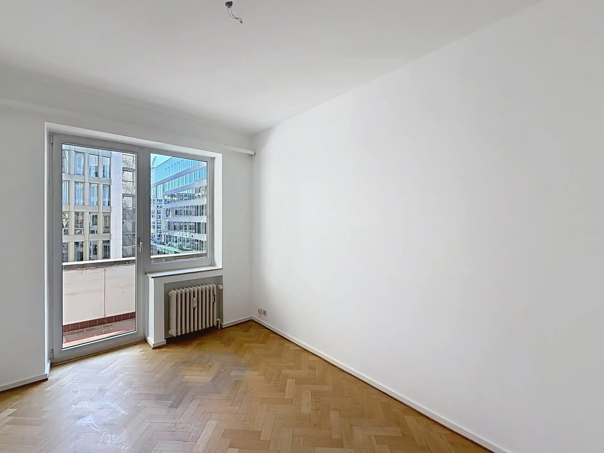 JUSTITIEPALEIS – Mooi 2-slaapkamerappartement met parking! foto 13