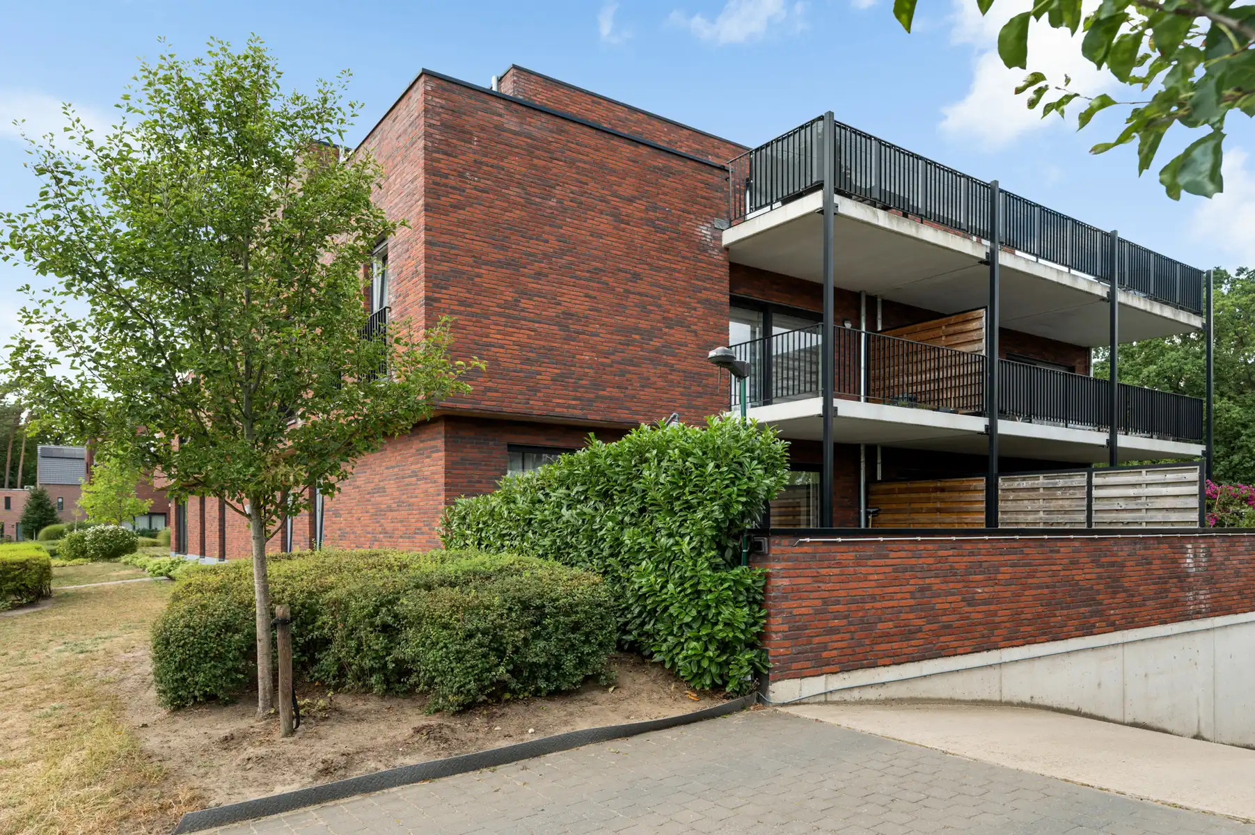 Modern appartement met terras in een doodlopende straat foto 2