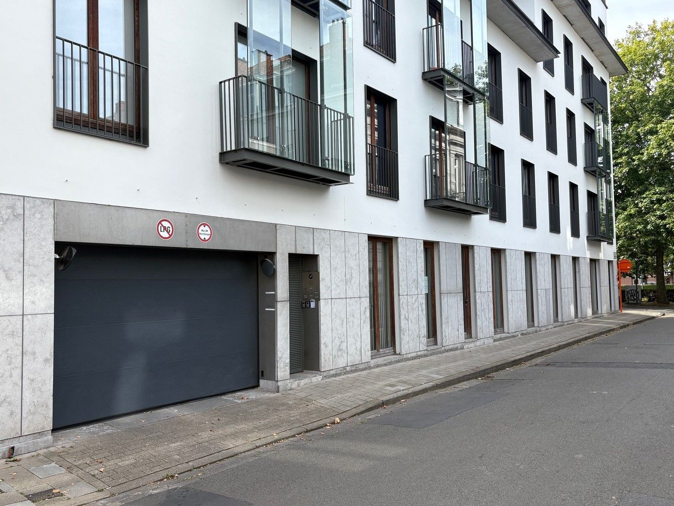 Grote afgesloten garagebox centrum Gent. foto 5