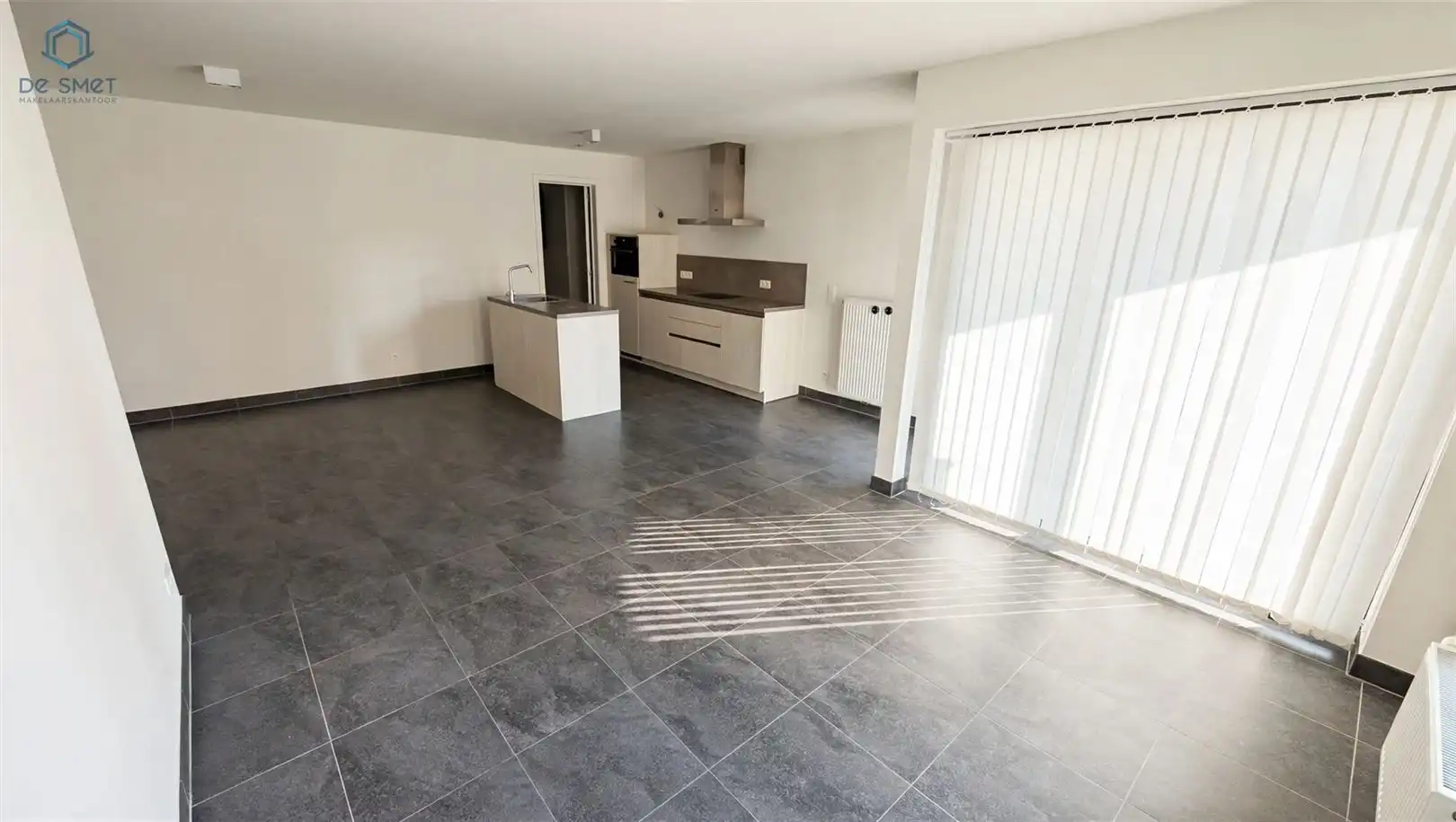 PRACHTIG GELIJKVLOERS APPARTEMENT MET 2 SLP EN TERRAS EN CARPORT TE DENDERWINDEKE foto 2