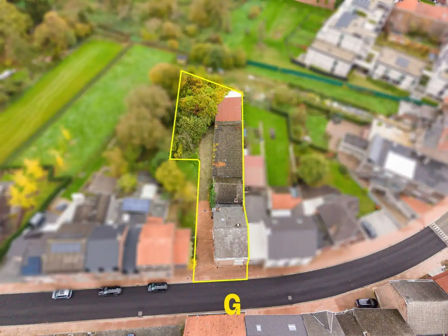 VERKOCHT - Degelijk gebouwde halfopen woning met tuin en 315 m² vergunde opslagplaatsen en garage, vlak bij het centrum van Hoeselt foto 2