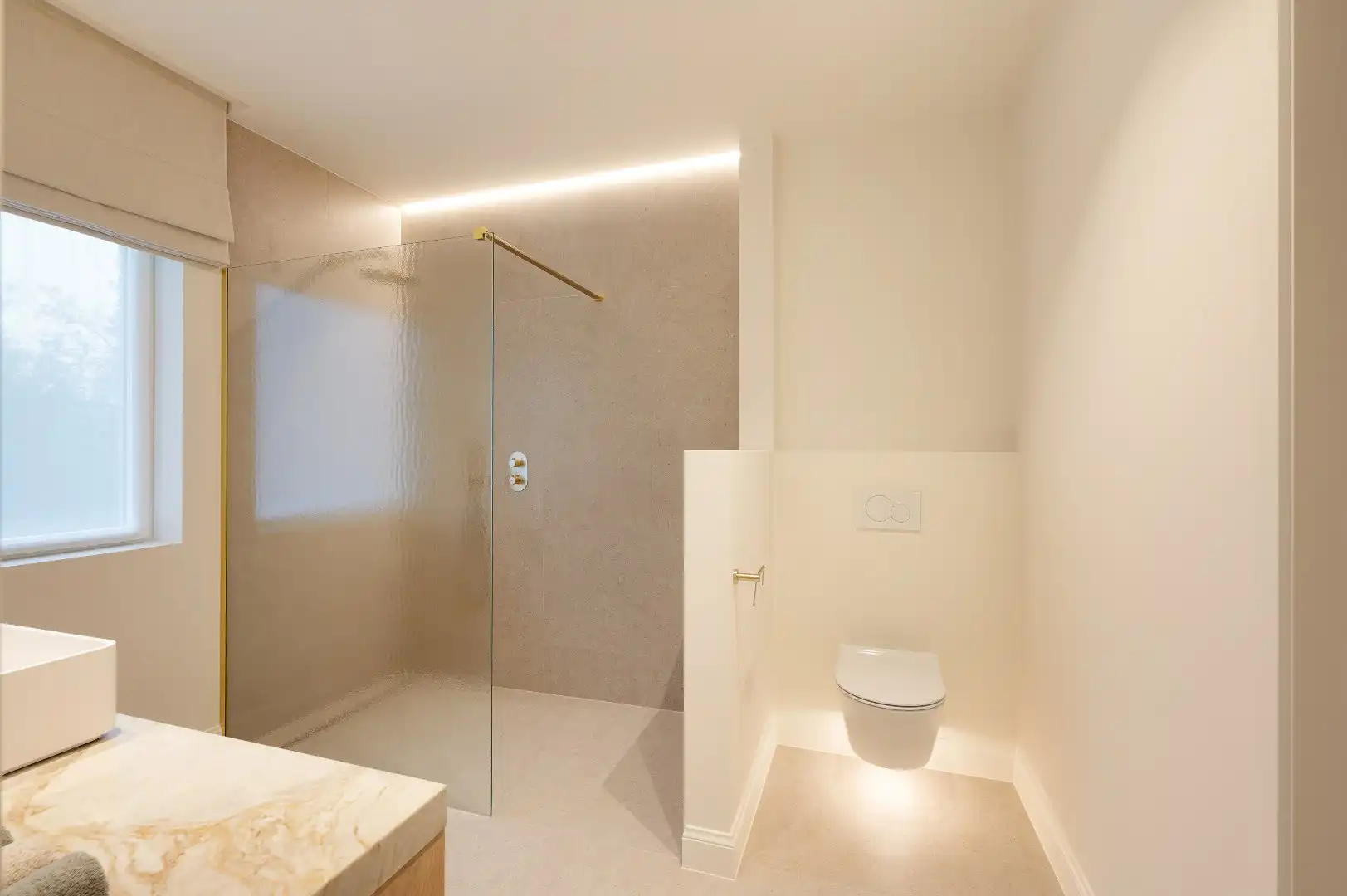 Ruime en elegante alleenstaande villa met luxe afwerking en zonnige tuin foto 34