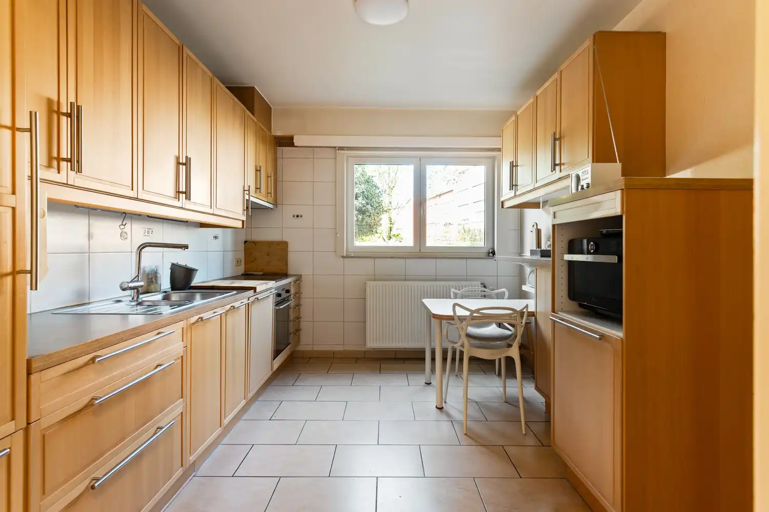 Uniek gelijkvloers appartement met 3 slaapkamers, inpandige garagebox met oprit alsook inpandige staanplaats en tuin in Borsbeek. foto 10