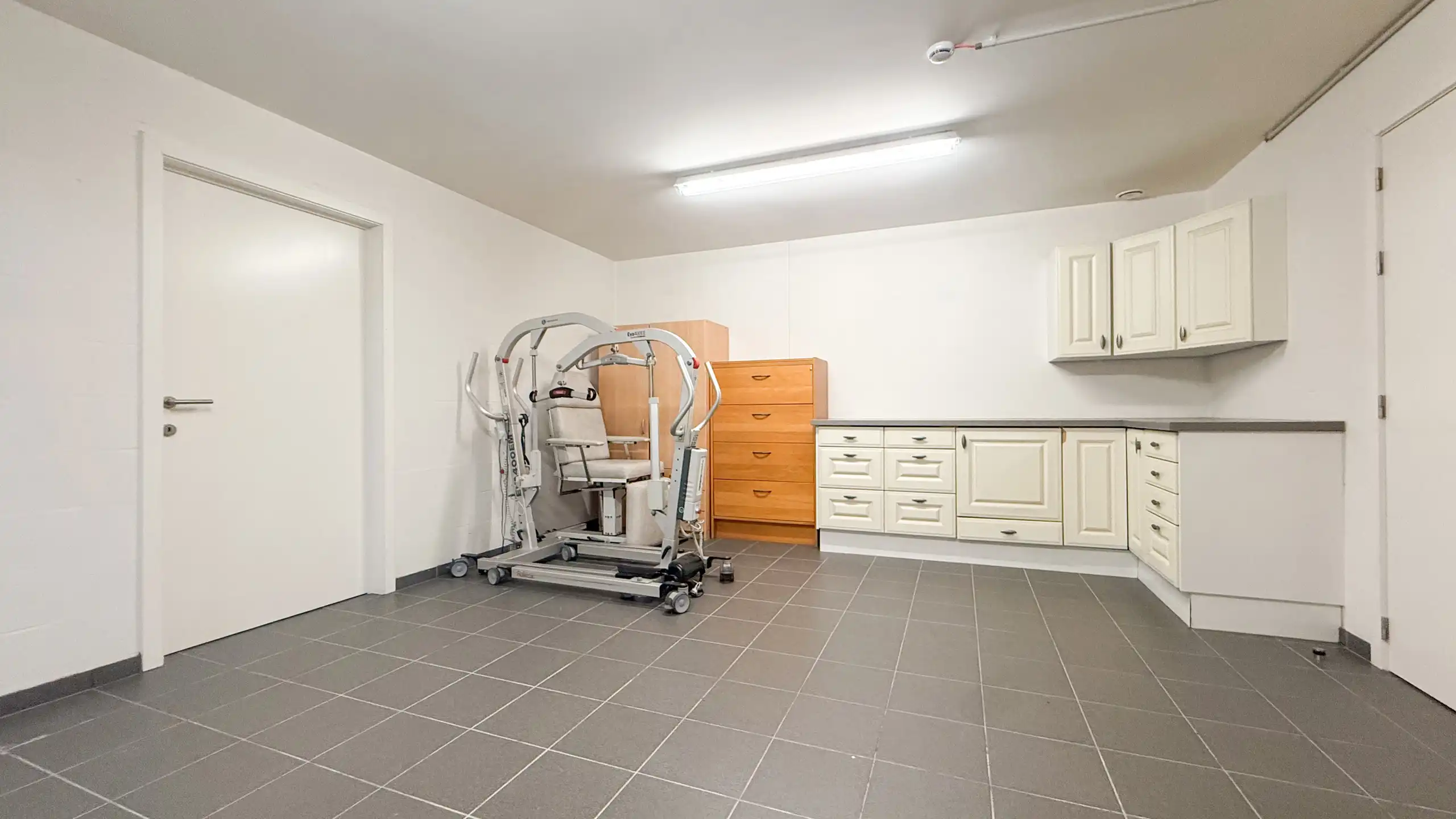 Veelzijdig investeringspand met 10 kamers, lift en kelder! foto 4