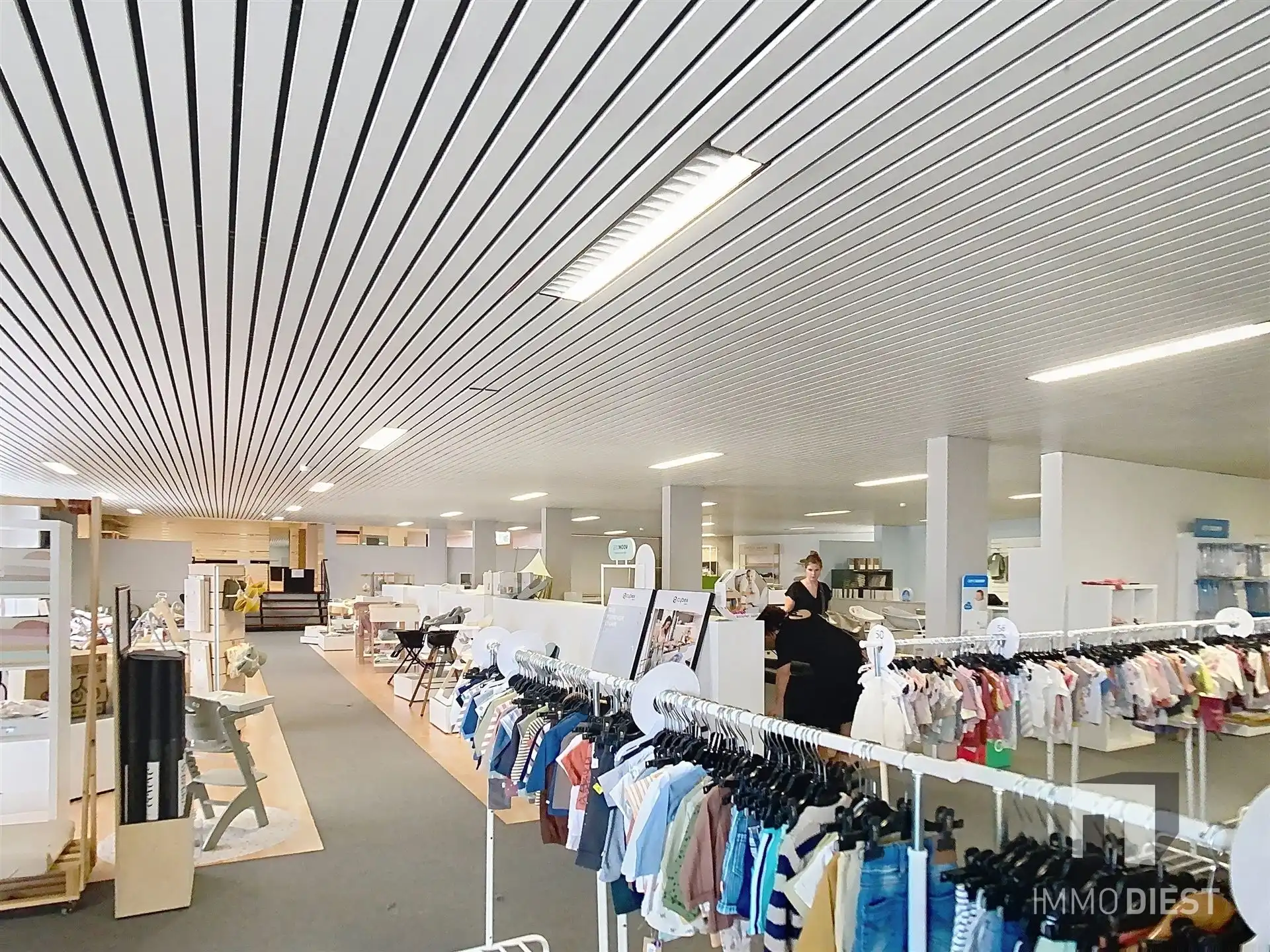 Handelspandvan 1633 m2 met ruime parking langs verbindingsweg foto 6