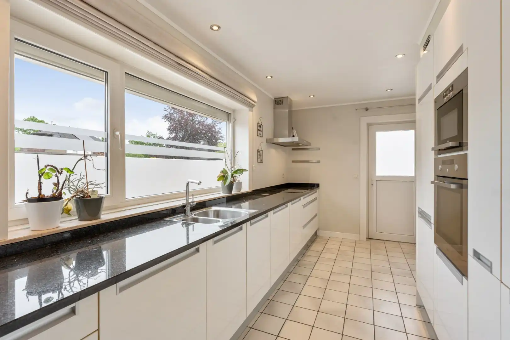 Gelijkvloers, degelijk appartement met 2 slaapkamers, ruim terras, carport en garage. foto 17