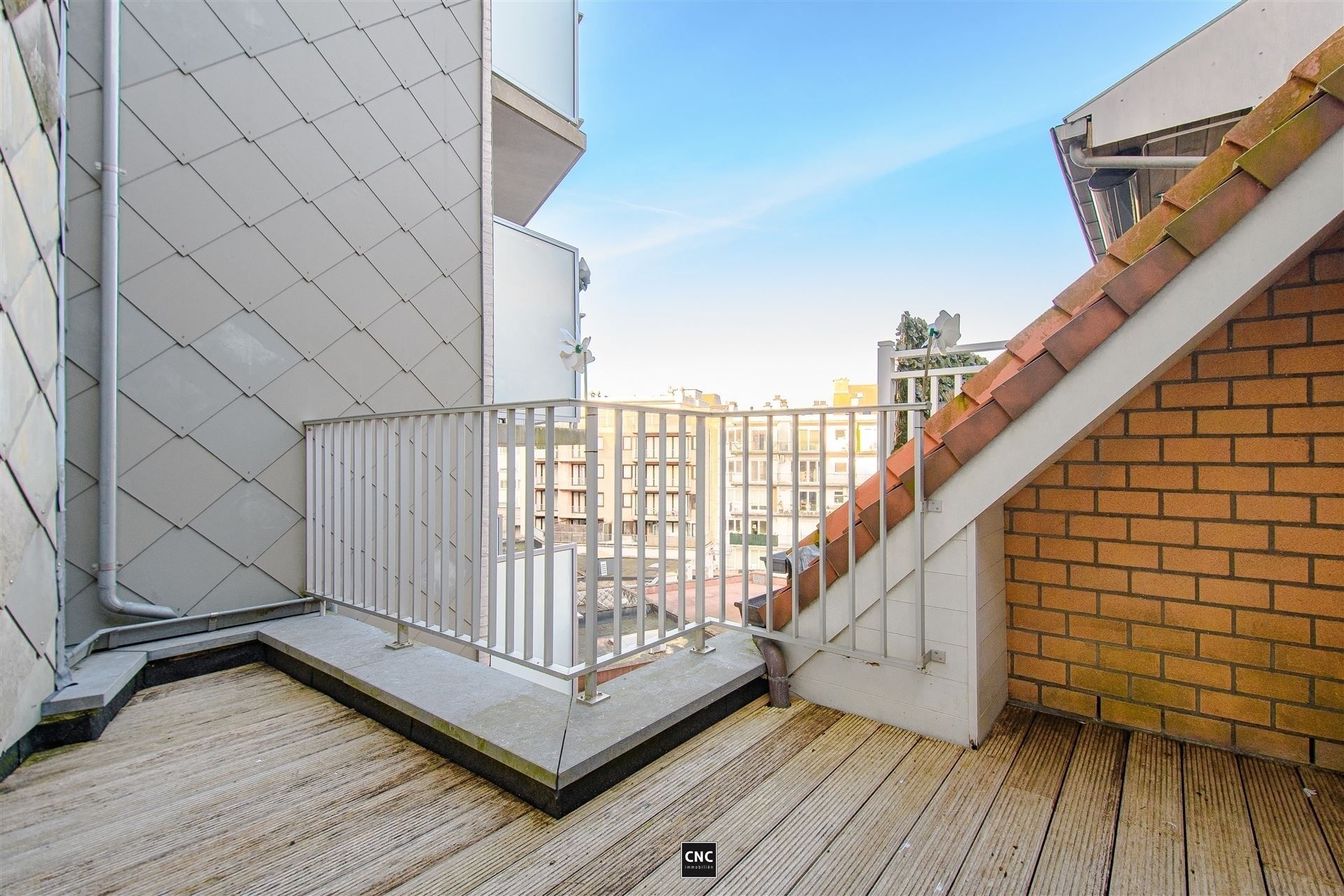 Prachtig afgewerkt en lichtrijk duplex-appartement in het hart van Knokke, gelegen aan de zonnekant van de Zoutelaan, vlakbij de Lippenslaan. foto 20