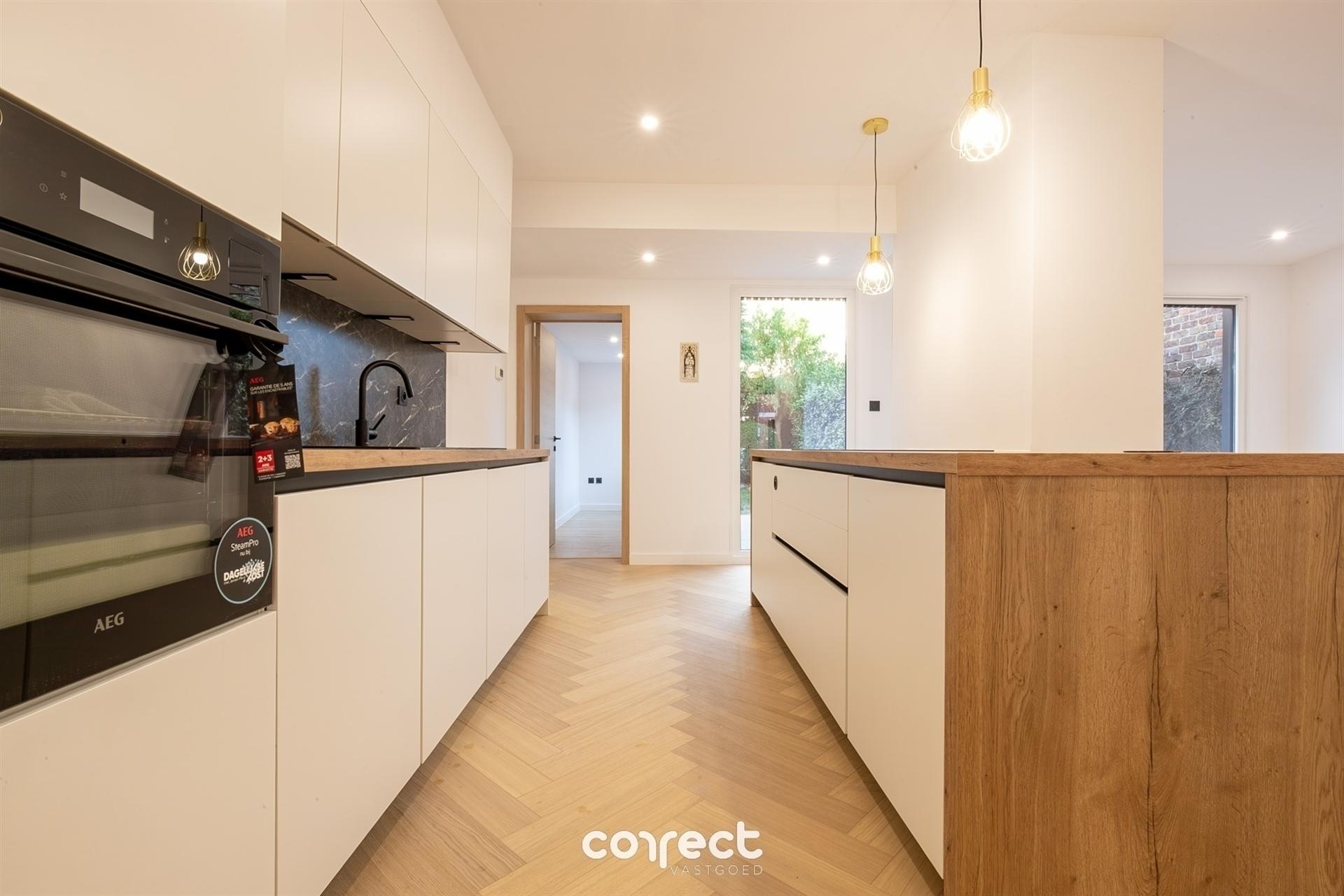 Prachtig gerenoveerde stadswoning met tuin foto 8