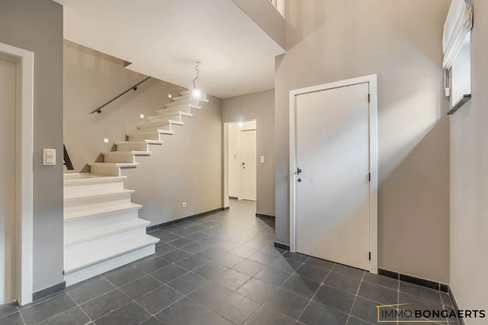 Prachtig afgewerkte woning met praktijkruimte foto 2