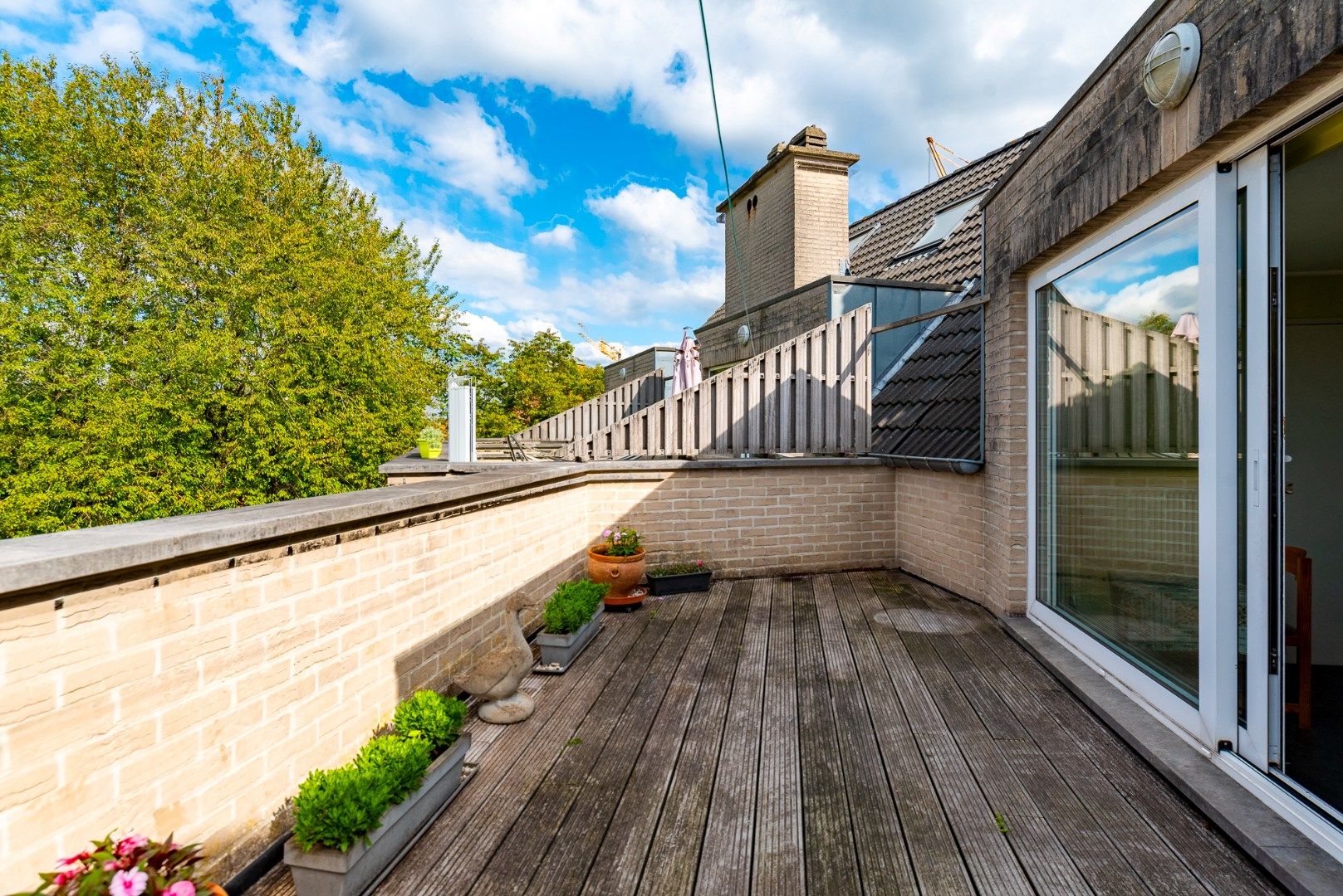 Duplex dakappartement met 3 slaapkamers en zonnig terras in Boechout foto {{pictureIndex}}