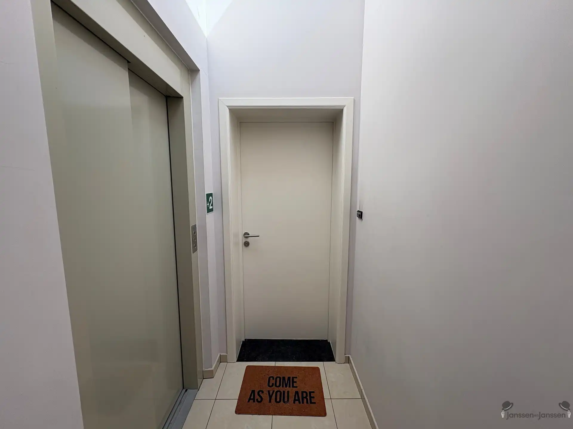 Ruim duplex appartement met terras en ondergrondse staanplaats te huur in Leopoldsburg  foto 4