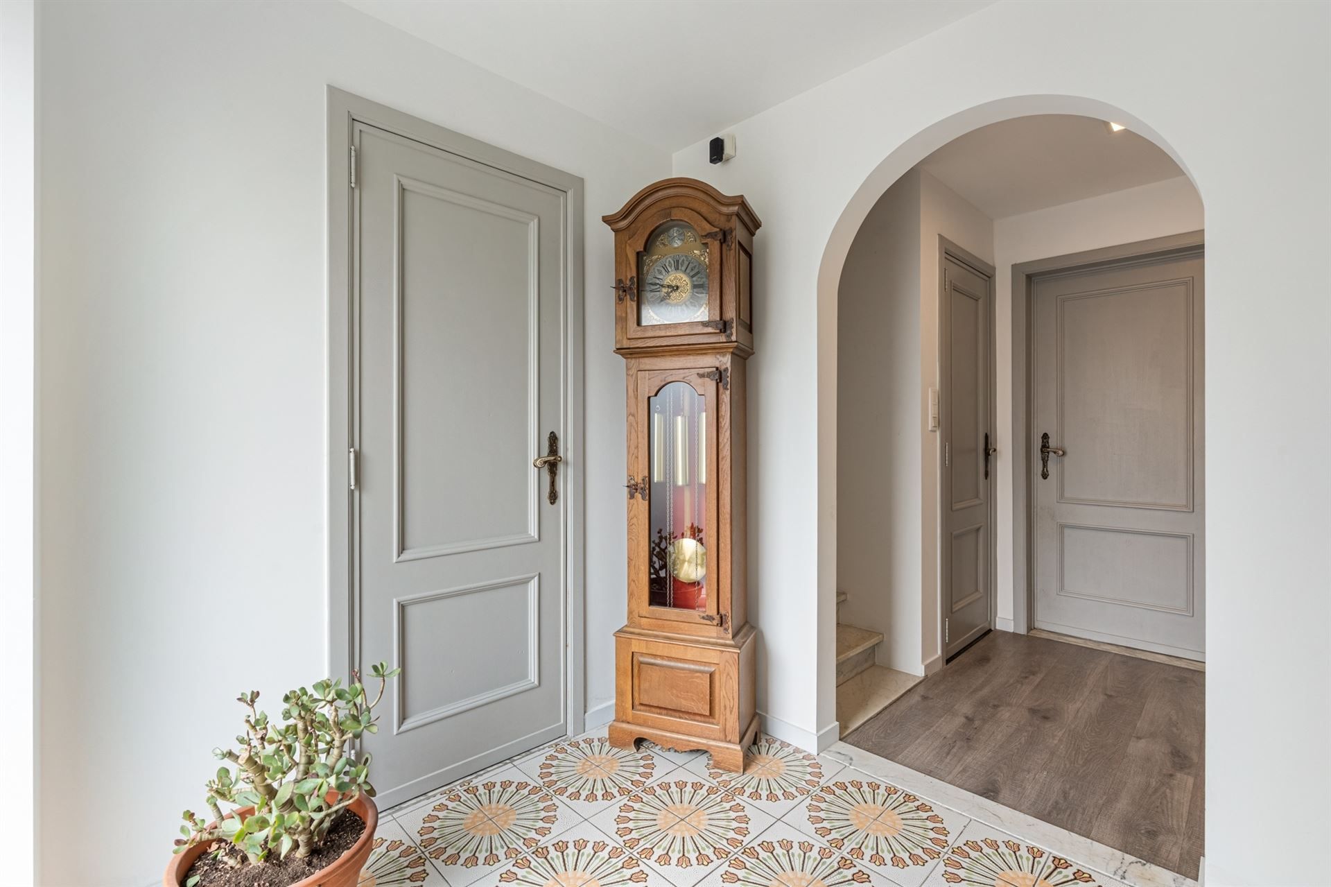 Eengezinswoning in halfopen bebouwing met tuin. foto {{pictureIndex}}