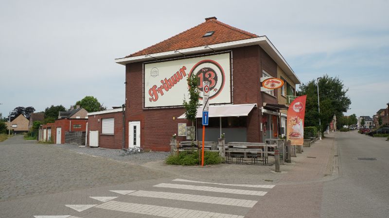 Opbrengsteigendom met 2 verhuurde handelspanden, 1 appartement en 2 garageboxen foto 4