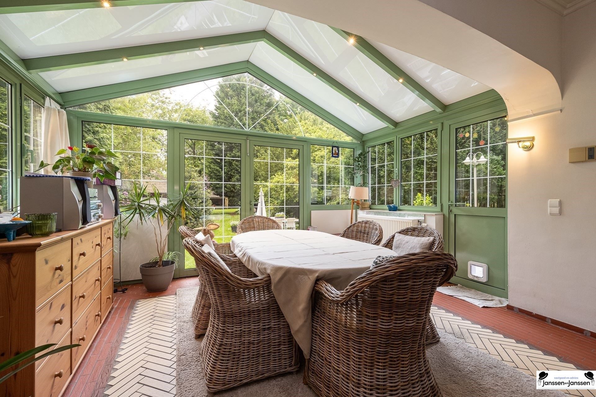 Klassieke, charmante vrijstaande villa, rustig gelegen in het geliefde Vriesdonk op ca. 1266m² foto 8