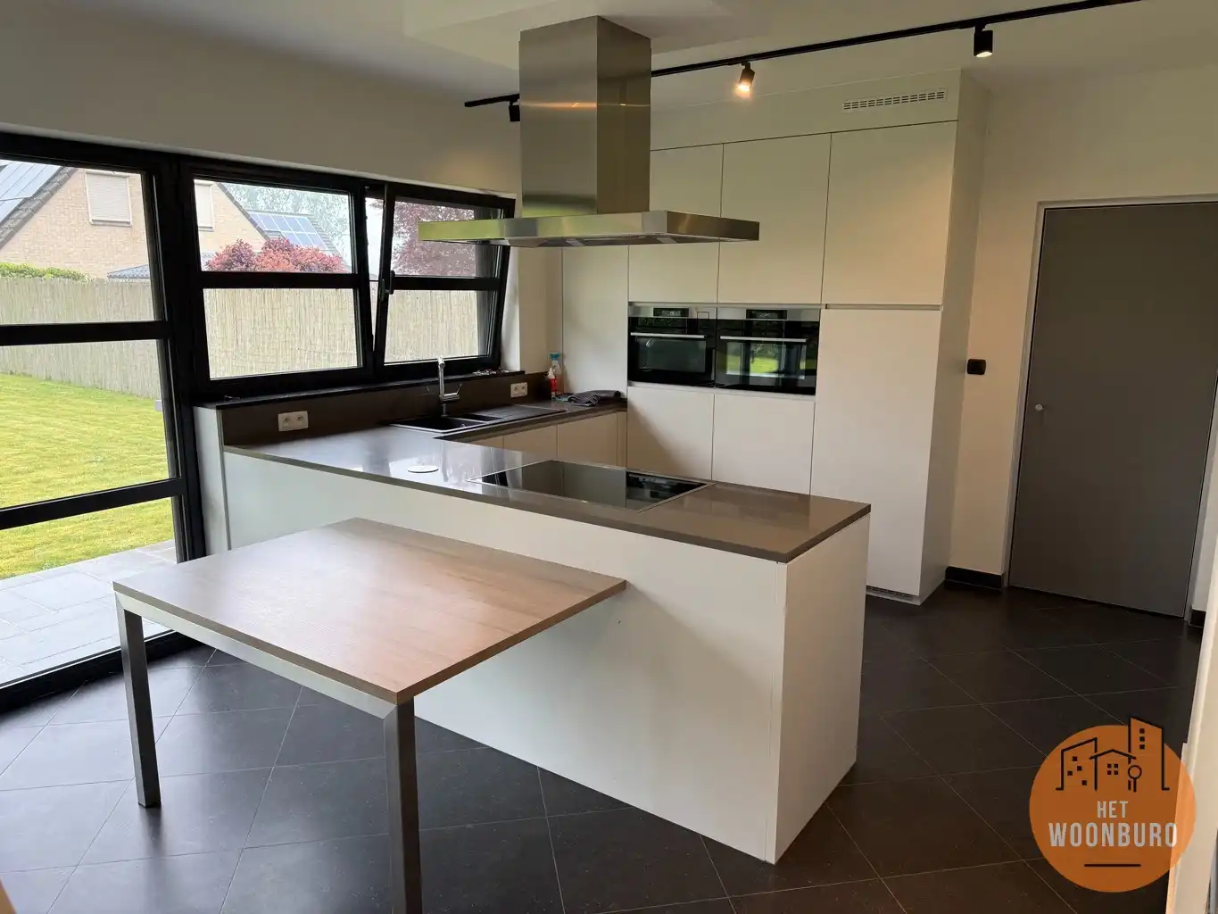 Woning halfopen bebouwing met garage, ruime kelder en tuin foto 6