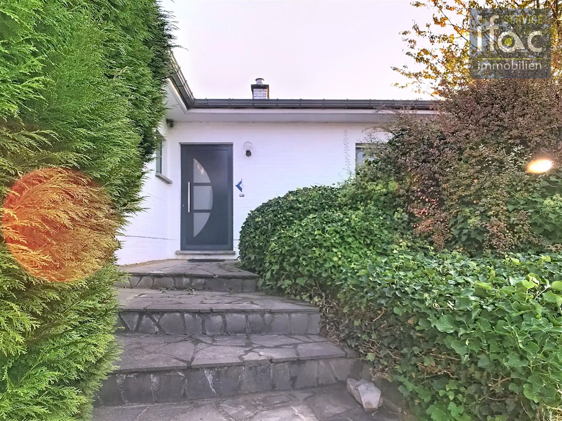 Bungalow met 4 slaapkamers en ruime garage foto 2