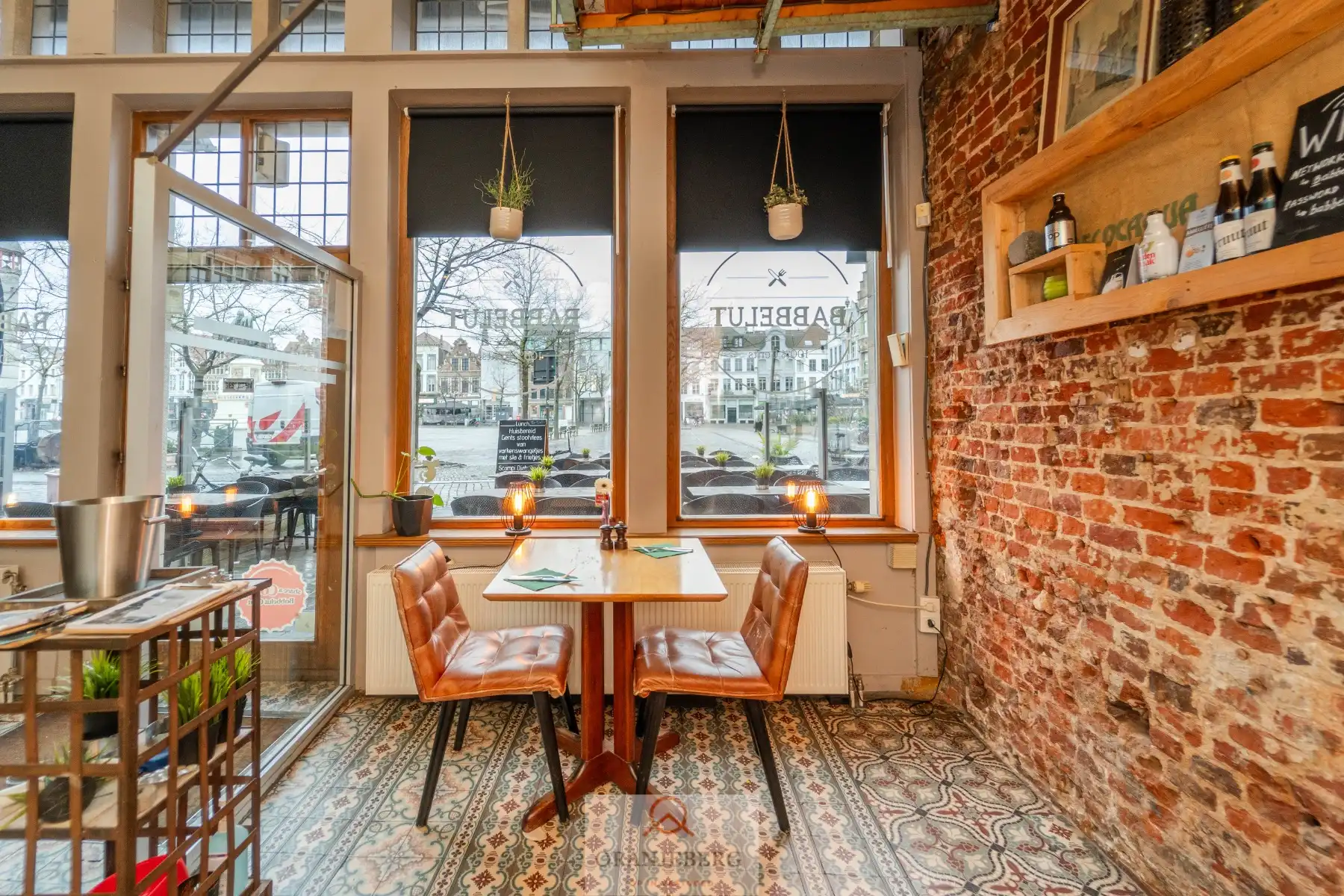 Handelspand in historisch gebouw aan de Vrijdagmarkt foto 5
