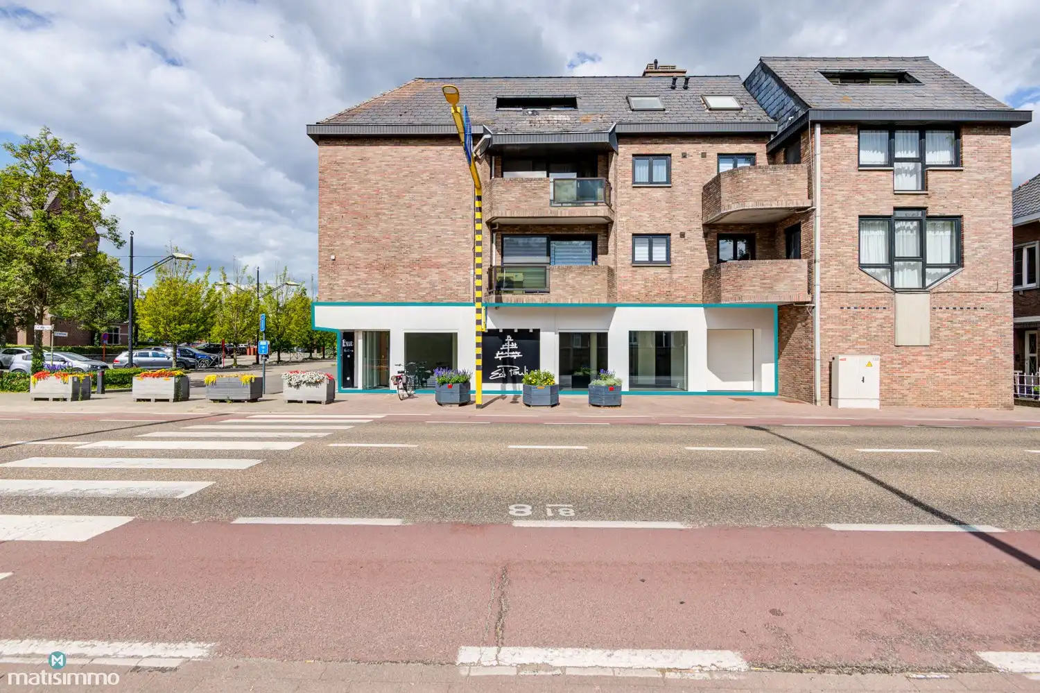 LICHTRIJK HANDELSPAND (174M2) MET VEEL VISIBILITEIT OP EEN TOPLOCATIE IN BEVERST foto {{pictureIndex}}