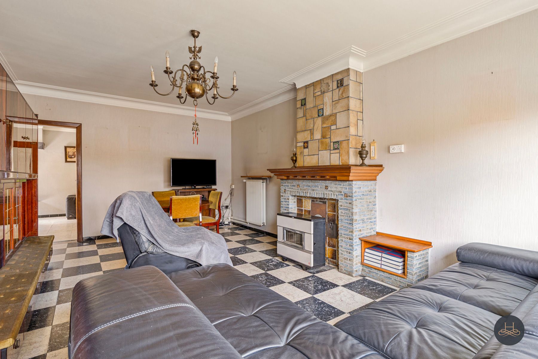 Ruime te renoveren woning met grote tuin en veel parking foto 9