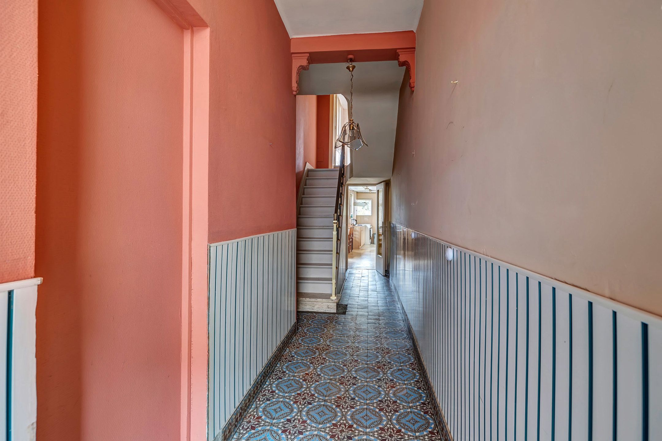 Charmante te renoveren woning met 4 slpks en tuin foto 2