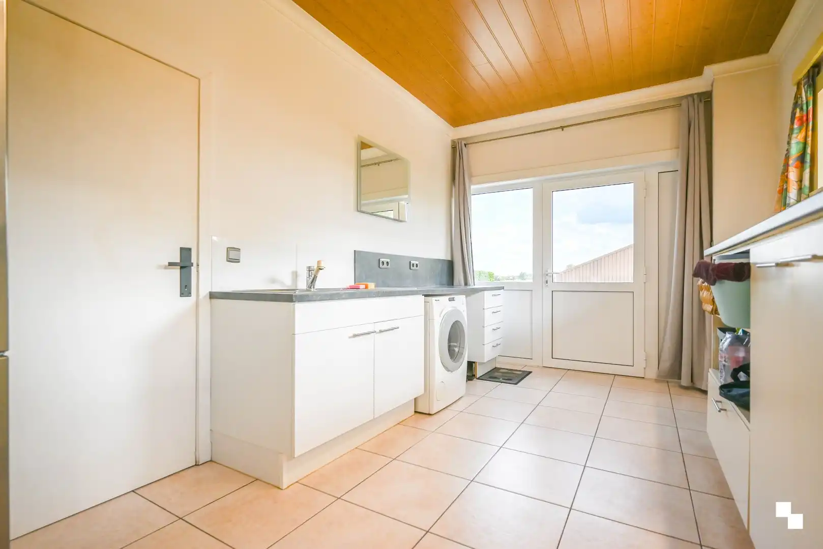 Woning met loods in Oostrozebeke foto 15