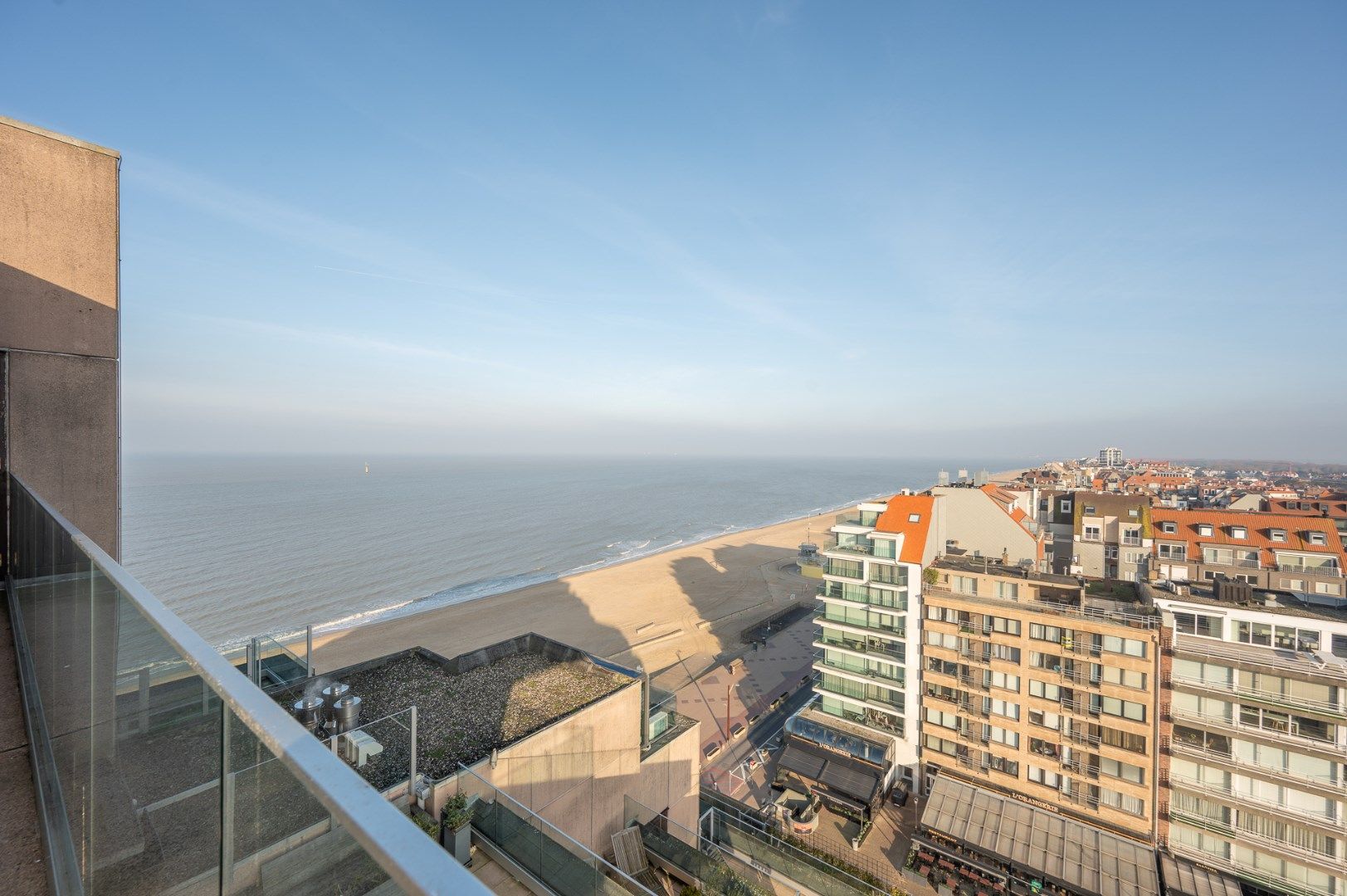 Uitzonderlijke penthouse gelegen op de Zeedijk aan het Van Bunnenplein met panoramische zichten foto 3