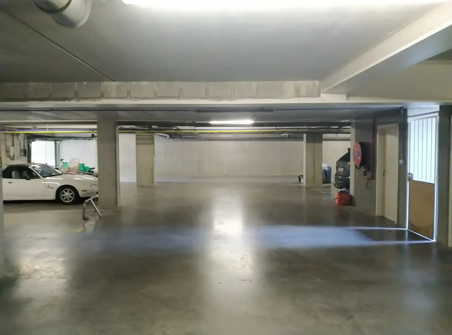 een autostaanplaats in een ondergrondse parkeergarage foto 3