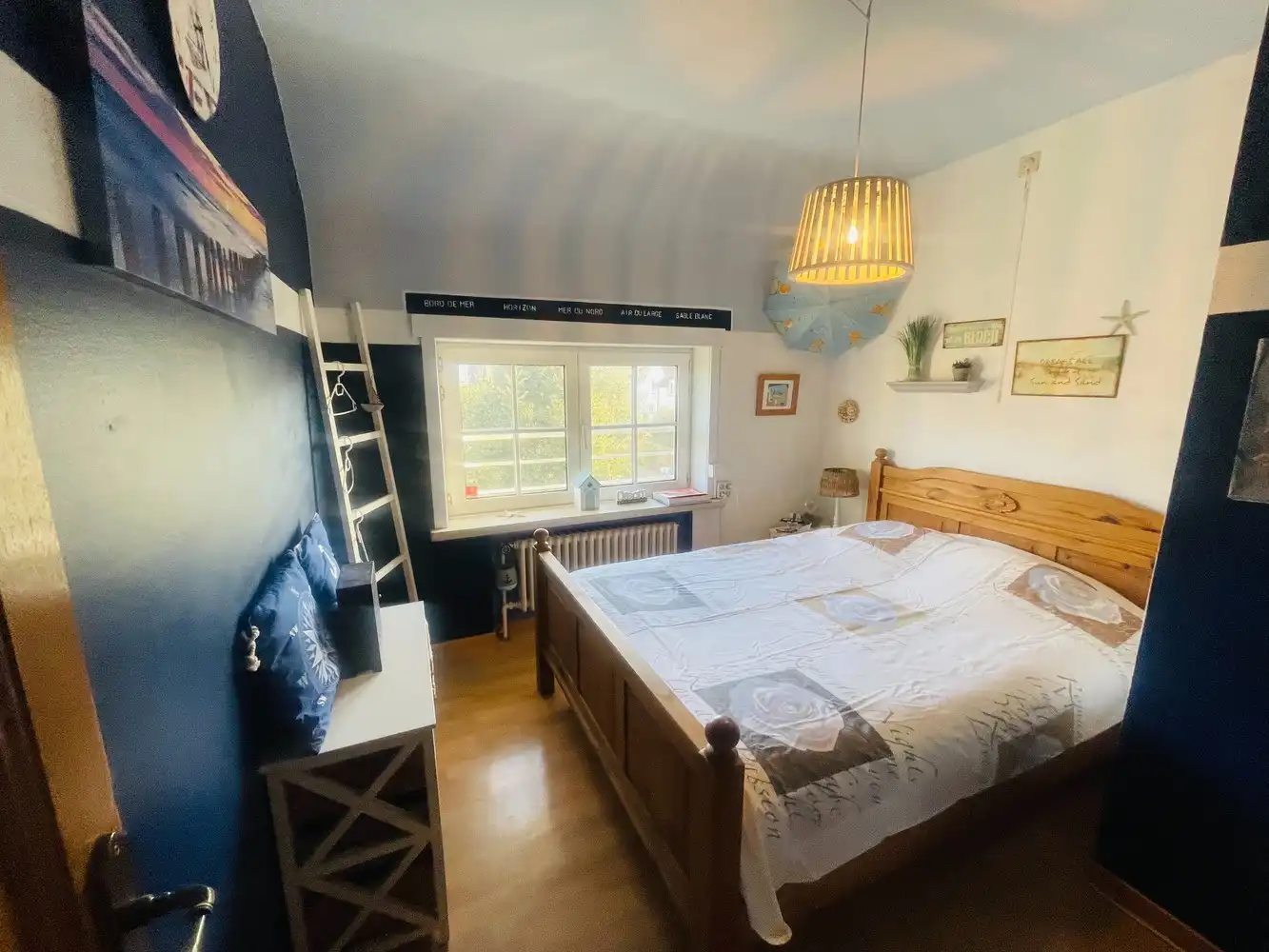 Zeebrugge op 50meter van het strand Uiterst charmante totaal gerenoveerde RUIM WOONHUIS met 5 SLAAPKAMERS en 3 BADKAMERS en 3 TERRASSEN. Grote troef is 2 AUTOSTAANPLAATSEN en ruime GARAGE.&nbsp; Oprit, grote garage, werkplaats, plaats voor fietsen, ingerichte STUDIO met tuintje op het zuiden. &nbsp;1éV:&nbsp; Zalige living , ingerichte open keuken, uitgevend op een groot zonneterras.Long island style. 2é V: 3 leuke slaapkamers , 2 badkamers. Onder het dak&nbsp; 4 é slaapkamer uitgevend op mooi terras met prachtig vergezicht.Bebouwde oppervlakte van 230 m2 Grondoppervlakte is 137m2 Magnifiek, Perfect onderhouden&nbsp; Juist verhuizen ! Zalig Wonen!&nbsp; Zowel hoofverblijfplaats, als vakantieverblijf aan Zee . foto 14