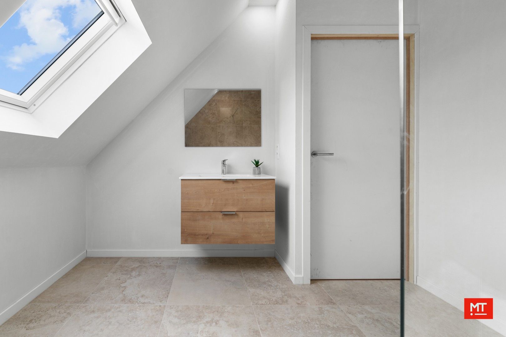Volledig gerenoveerde woning met 3 slaapkamers, tuin en uitweg foto 18