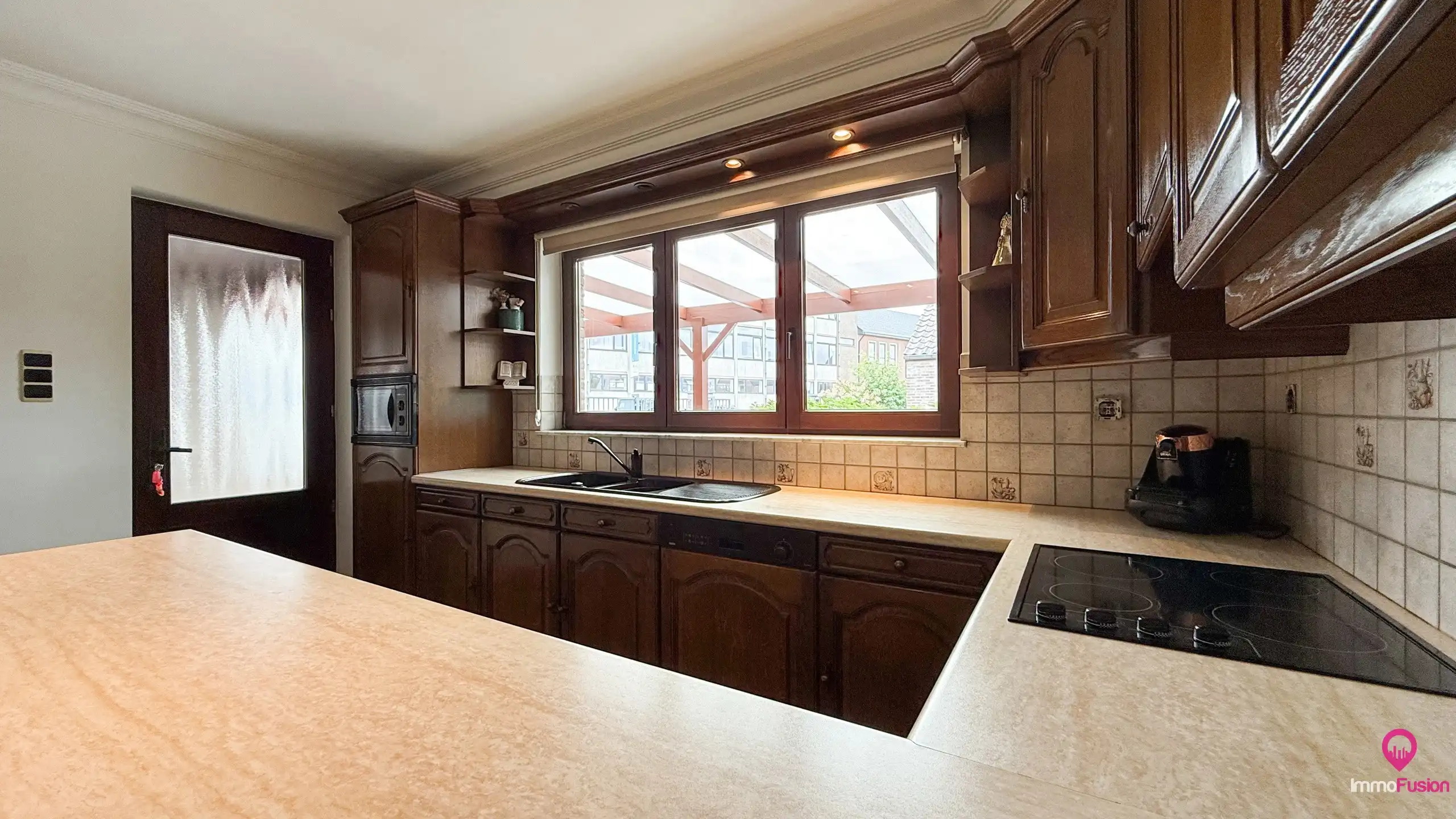 Ruime gezinswoning met 4 slpk, zonnepanelen en grote tuin! foto 15